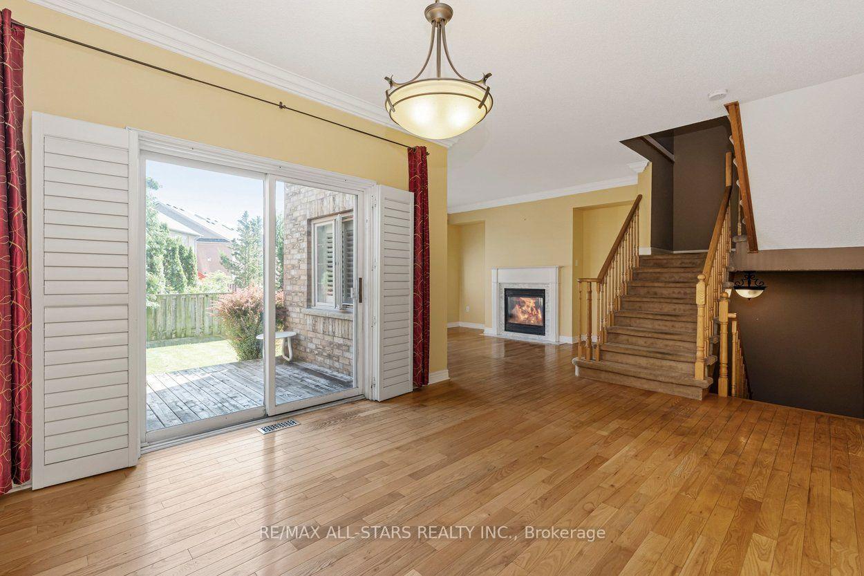 Photo 5 of 113 Louisbourg Way, Markham, Greensborough — HOMEH