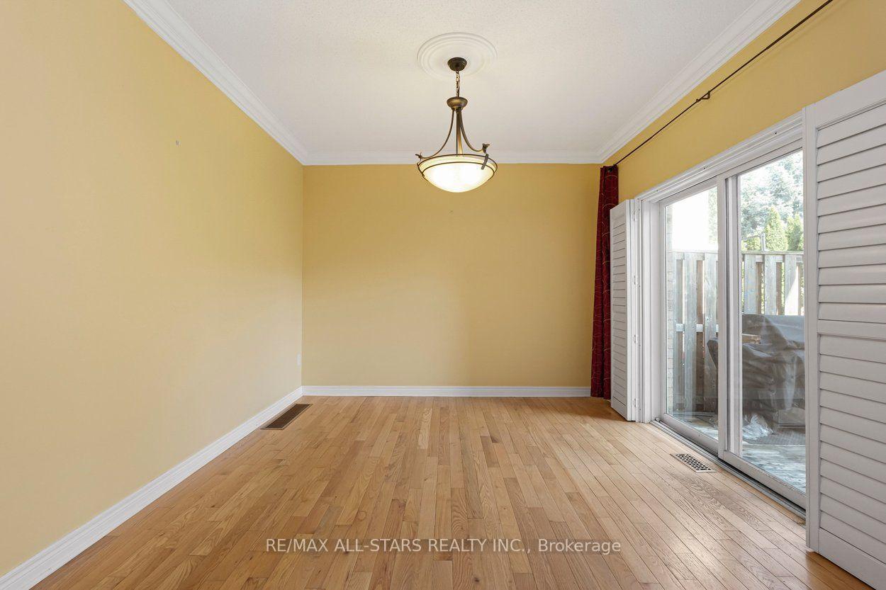 Photo 7 of 113 Louisbourg Way, Markham, Greensborough — HOMEH