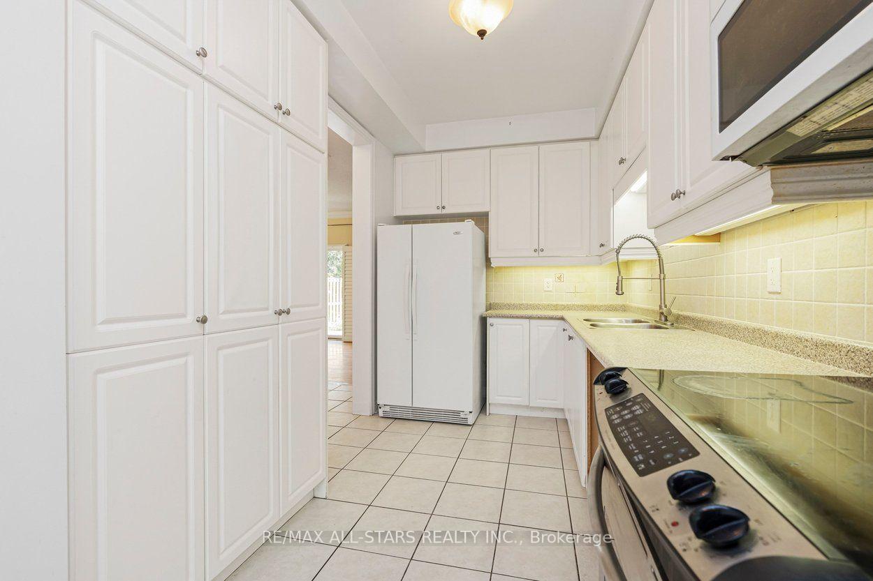 Photo 10 of 113 Louisbourg Way, Markham, Greensborough — HOMEH