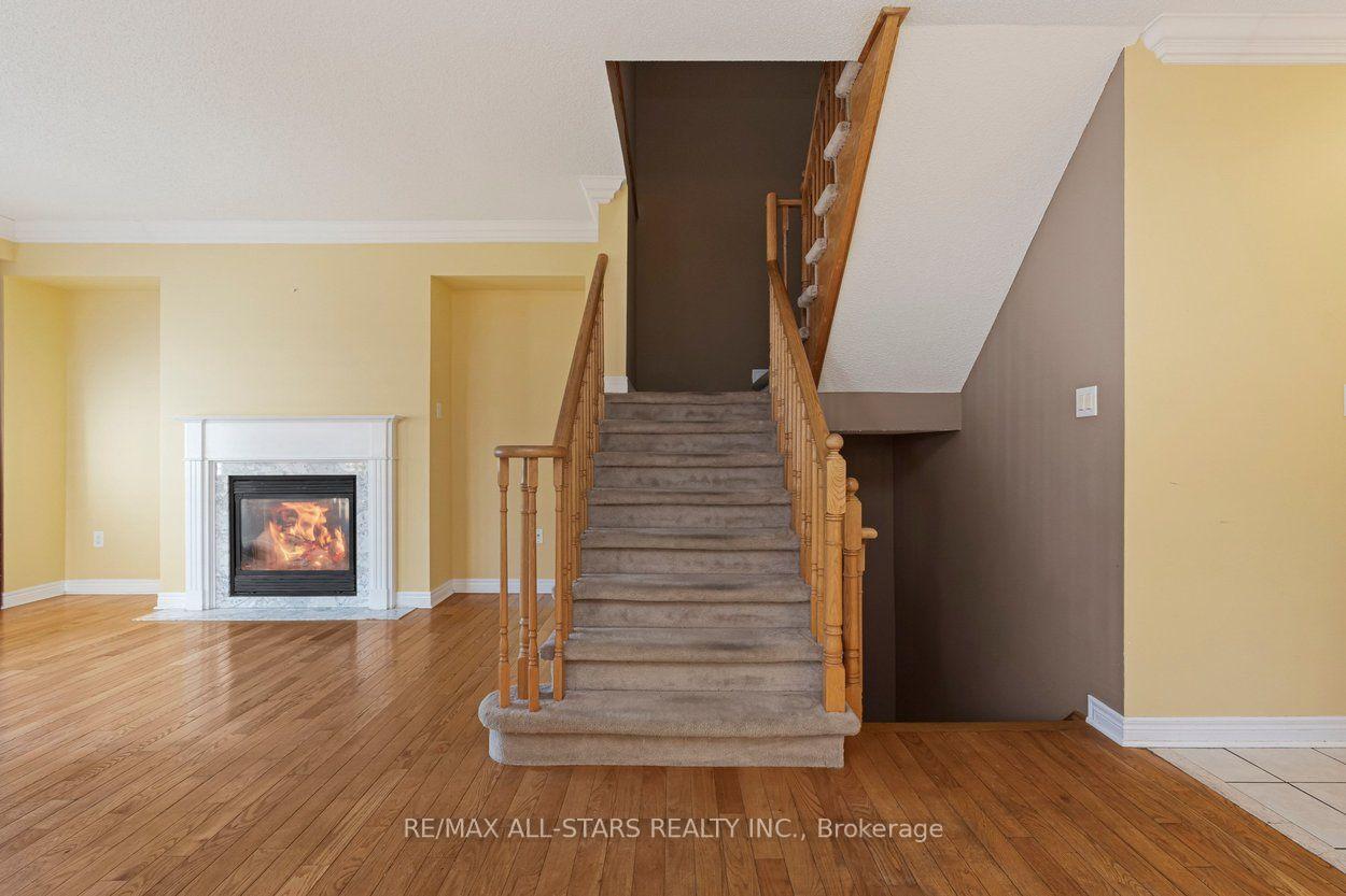 Photo 15 of 113 Louisbourg Way, Markham, Greensborough — HOMEH