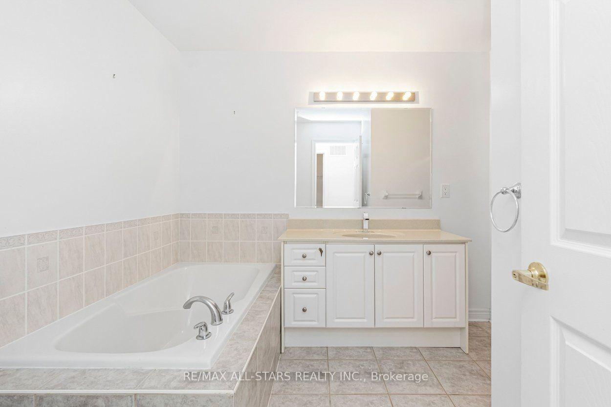 Photo 24 of 113 Louisbourg Way, Markham, Greensborough — HOMEH