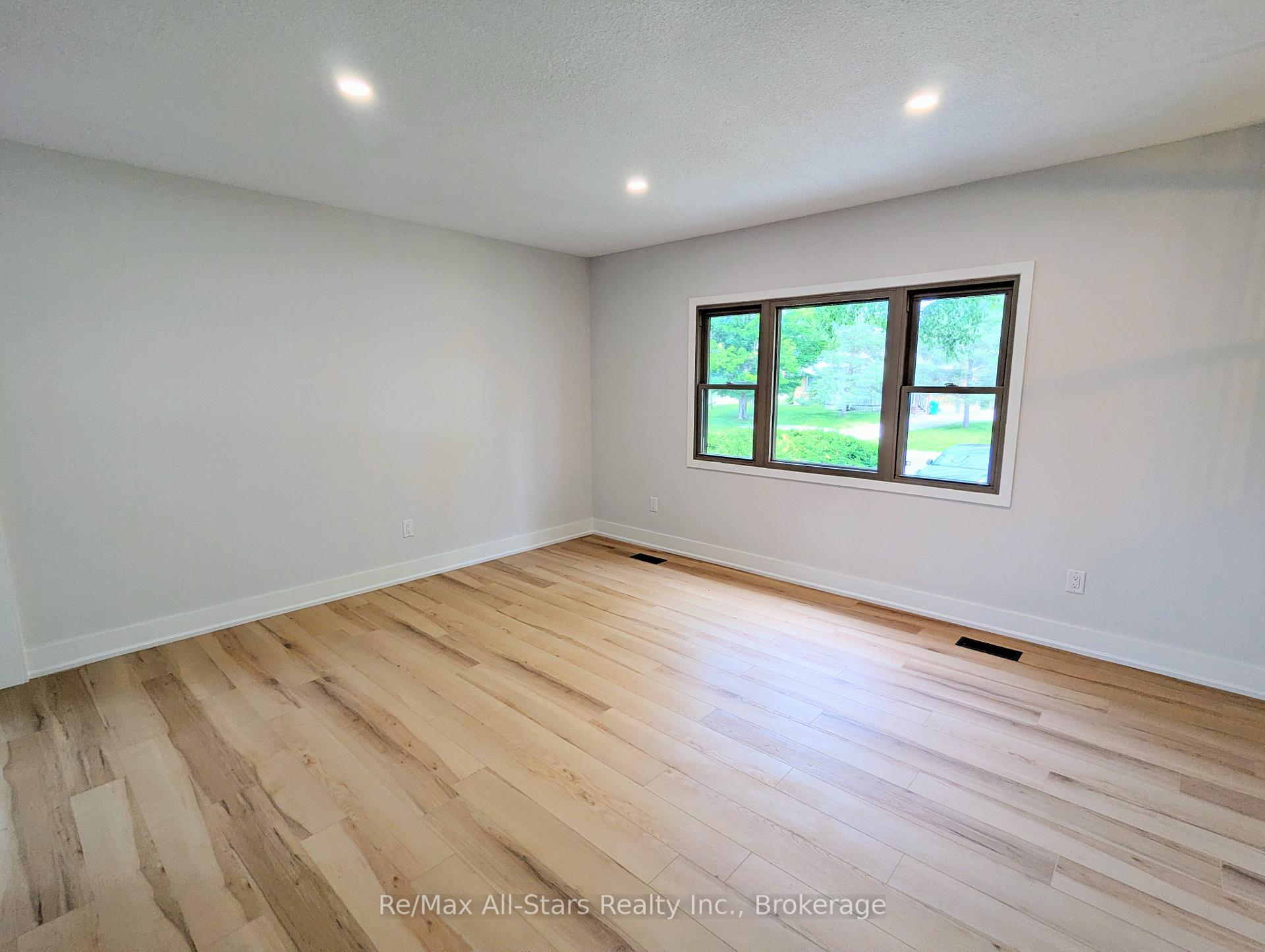Photo 8 of 1886 Croftdale Crescent, Peterborough, Monaghan Ward 2 — HOMEH