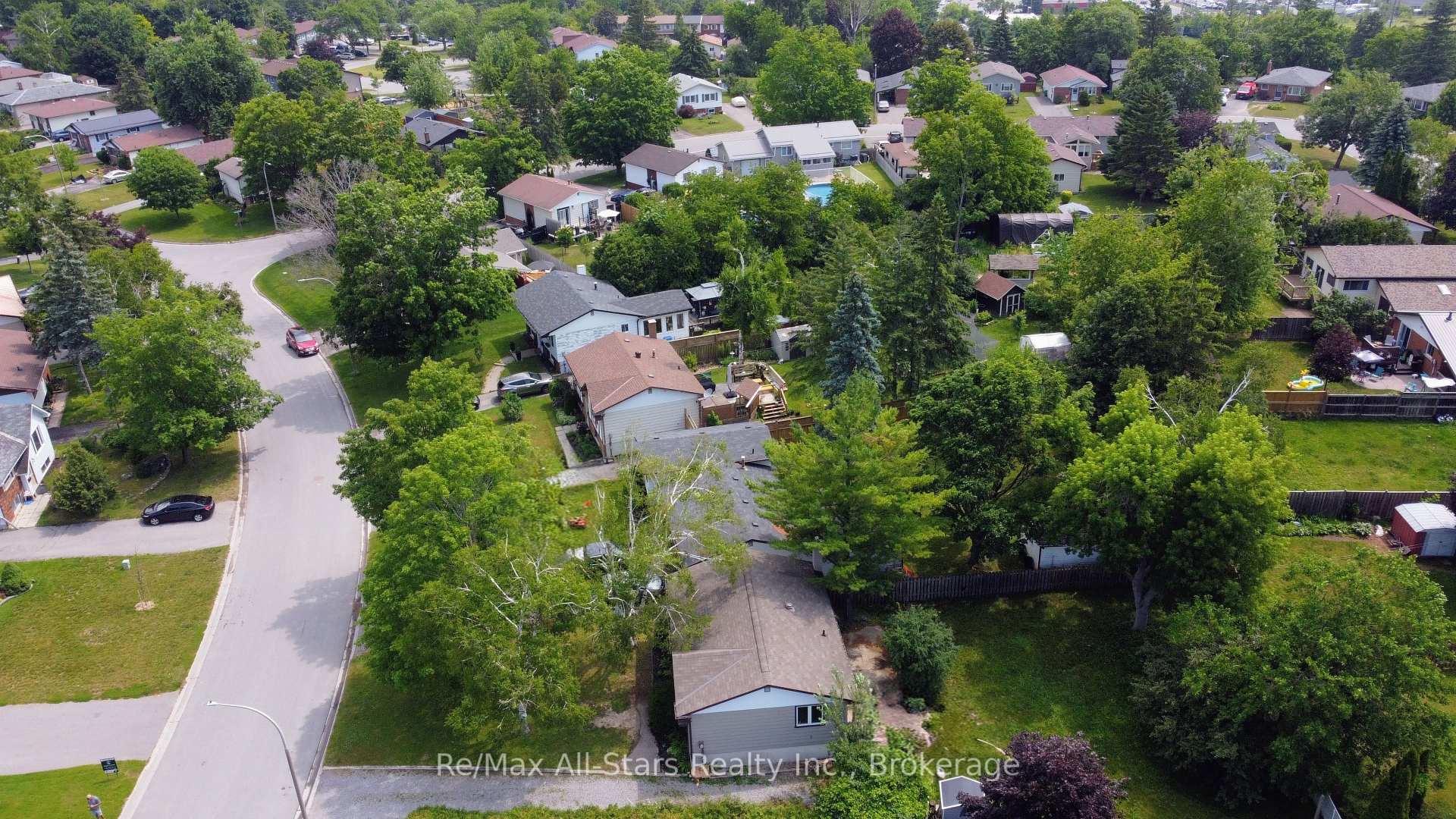 Photo 3 of 1886 Croftdale Crescent, Peterborough, Monaghan Ward 2 — HOMEH
