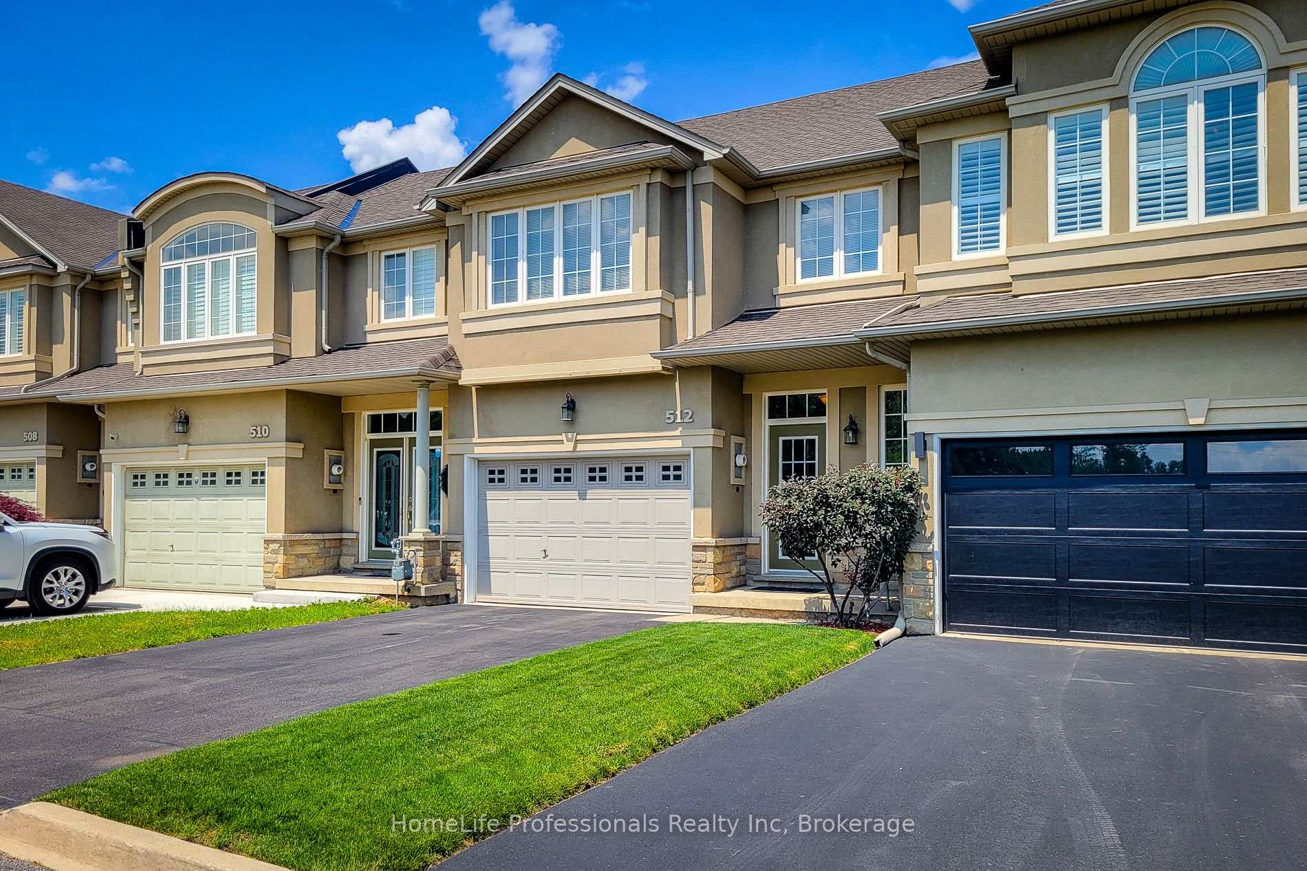 Photo 2 of 512 Stonehenge Drive, Hamilton, Meadowlands — HOMEH