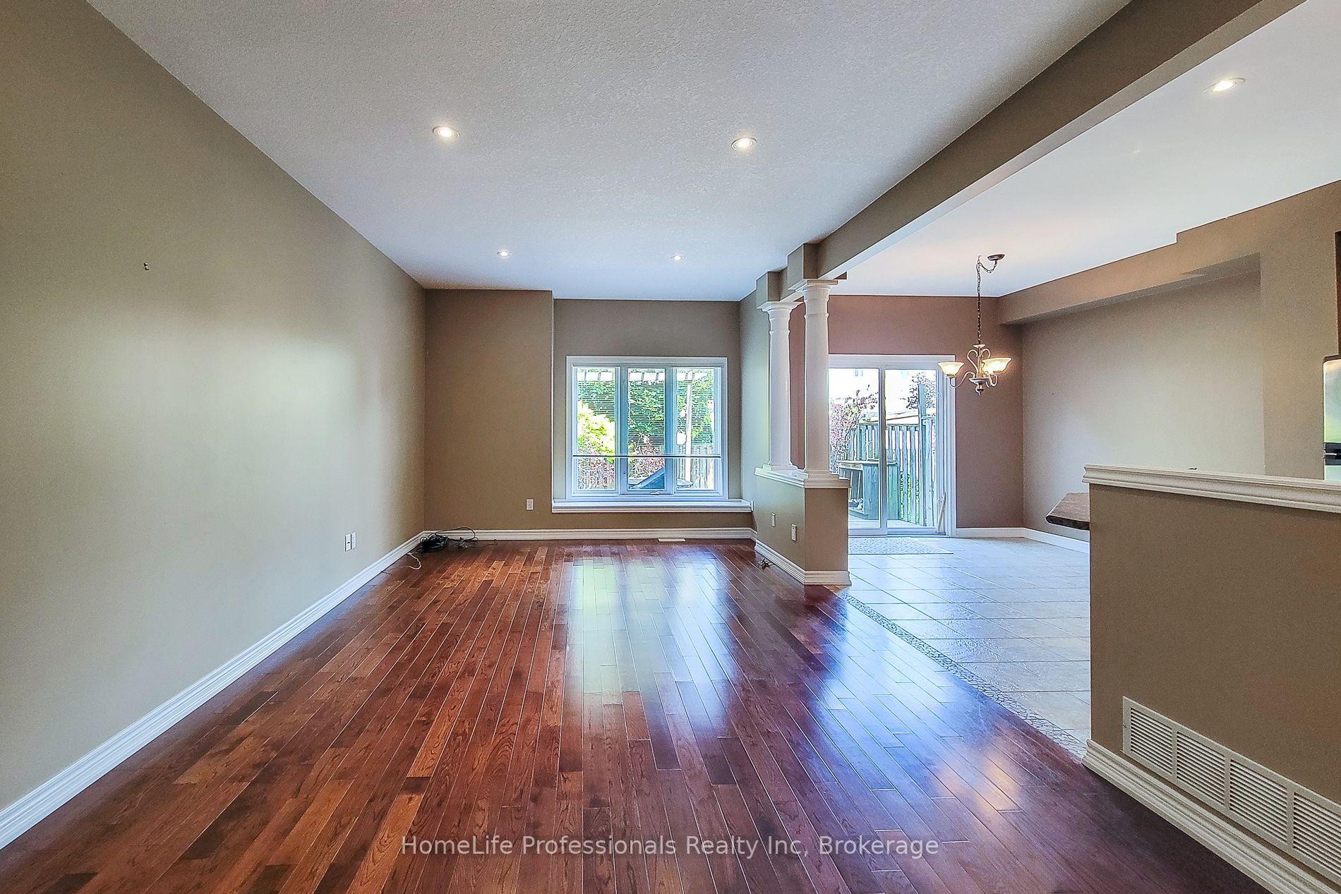 Photo 7 of 512 Stonehenge Drive, Hamilton, Meadowlands — HOMEH