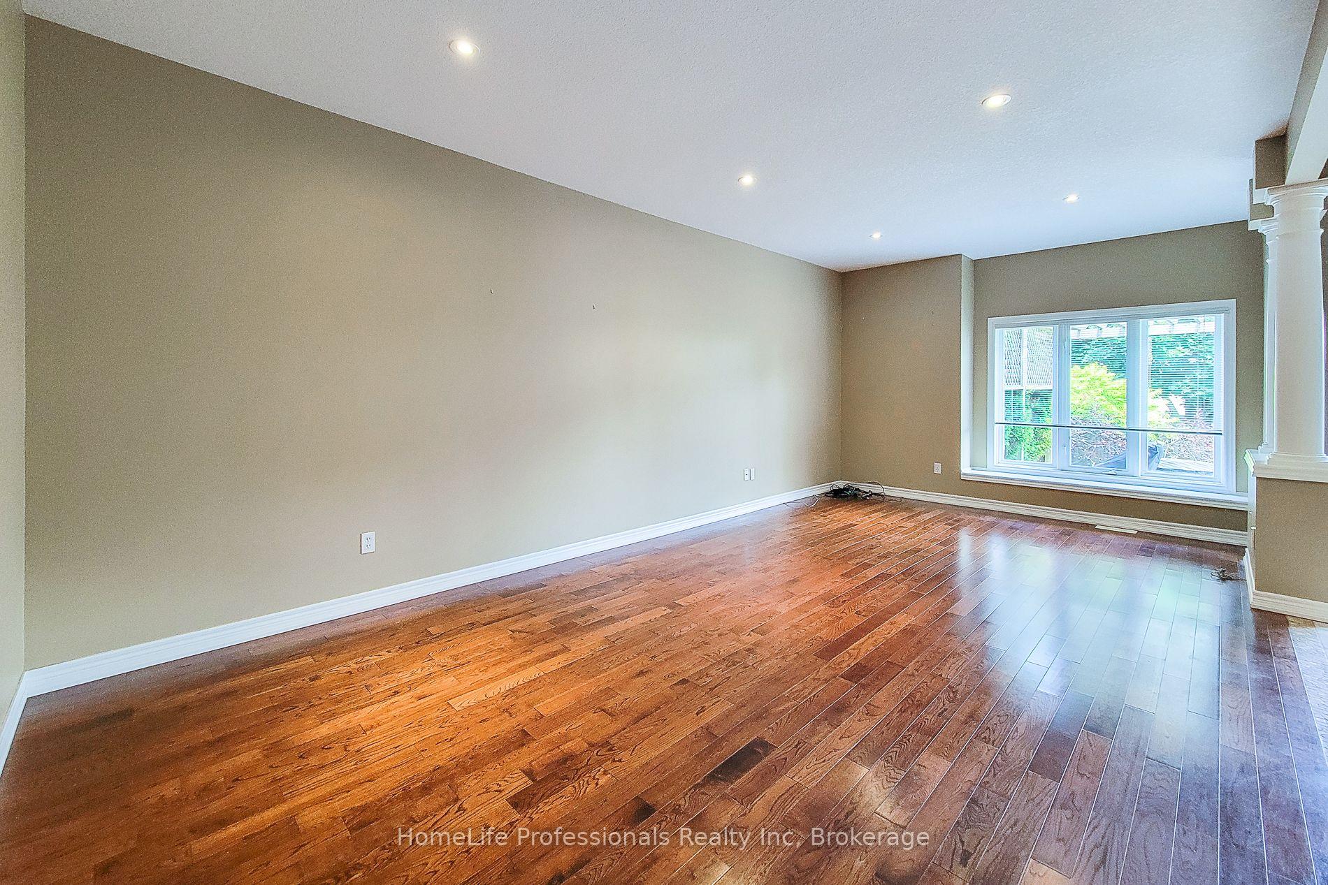 Photo 9 of 512 Stonehenge Drive, Hamilton, Meadowlands — HOMEH