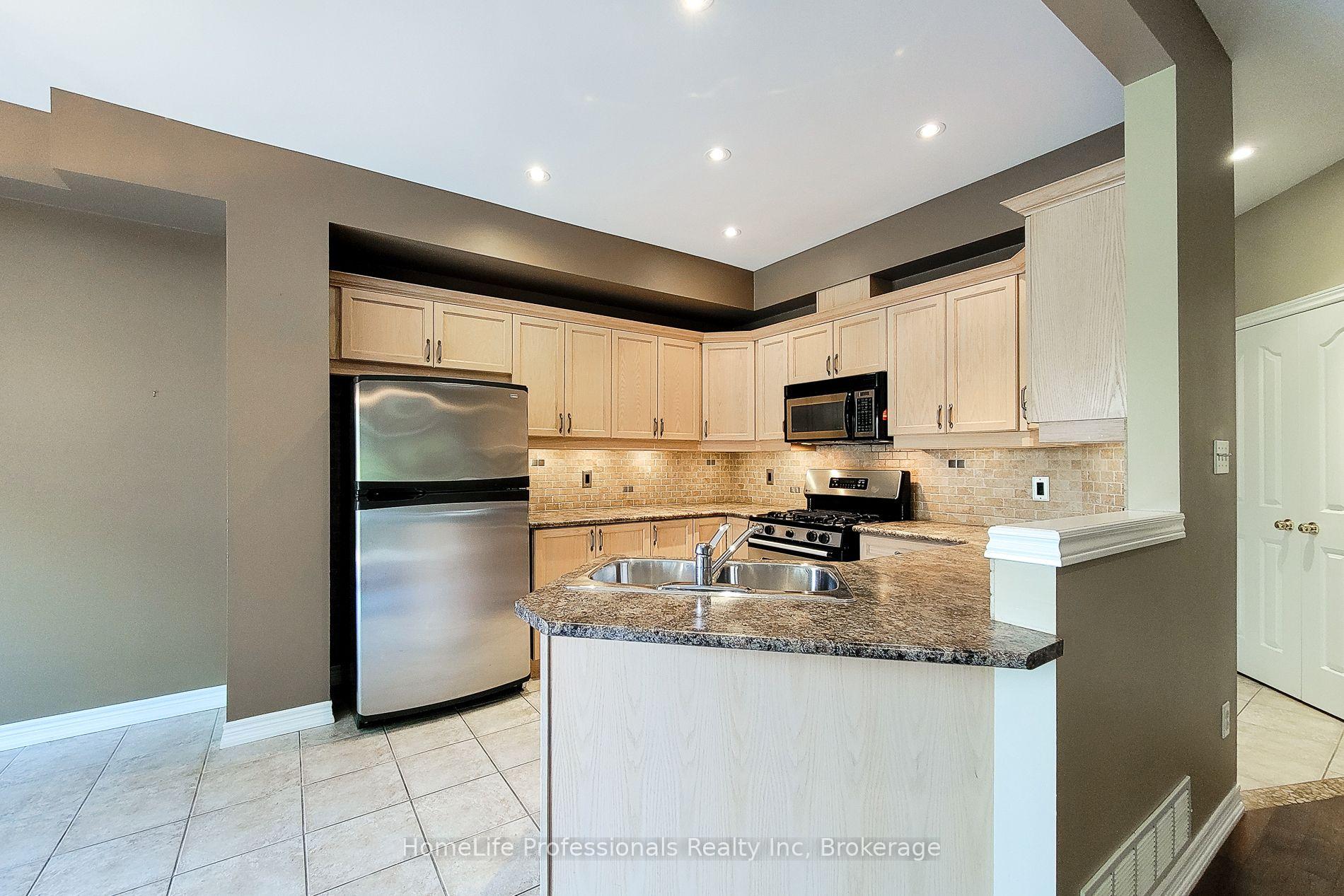 Photo 13 of 512 Stonehenge Drive, Hamilton, Meadowlands — HOMEH