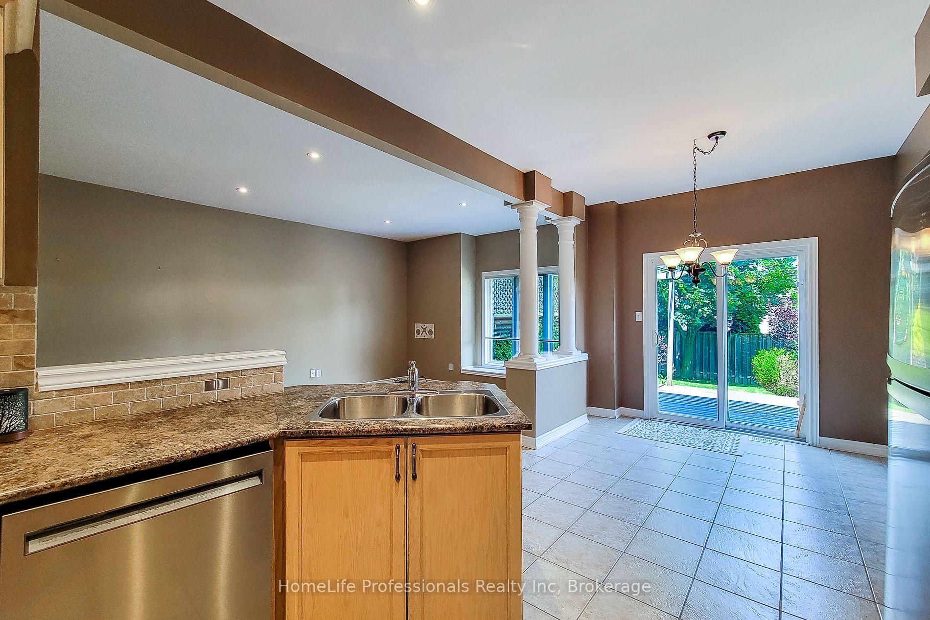 Photo 16 of 512 Stonehenge Drive, Hamilton, Meadowlands — HOMEH