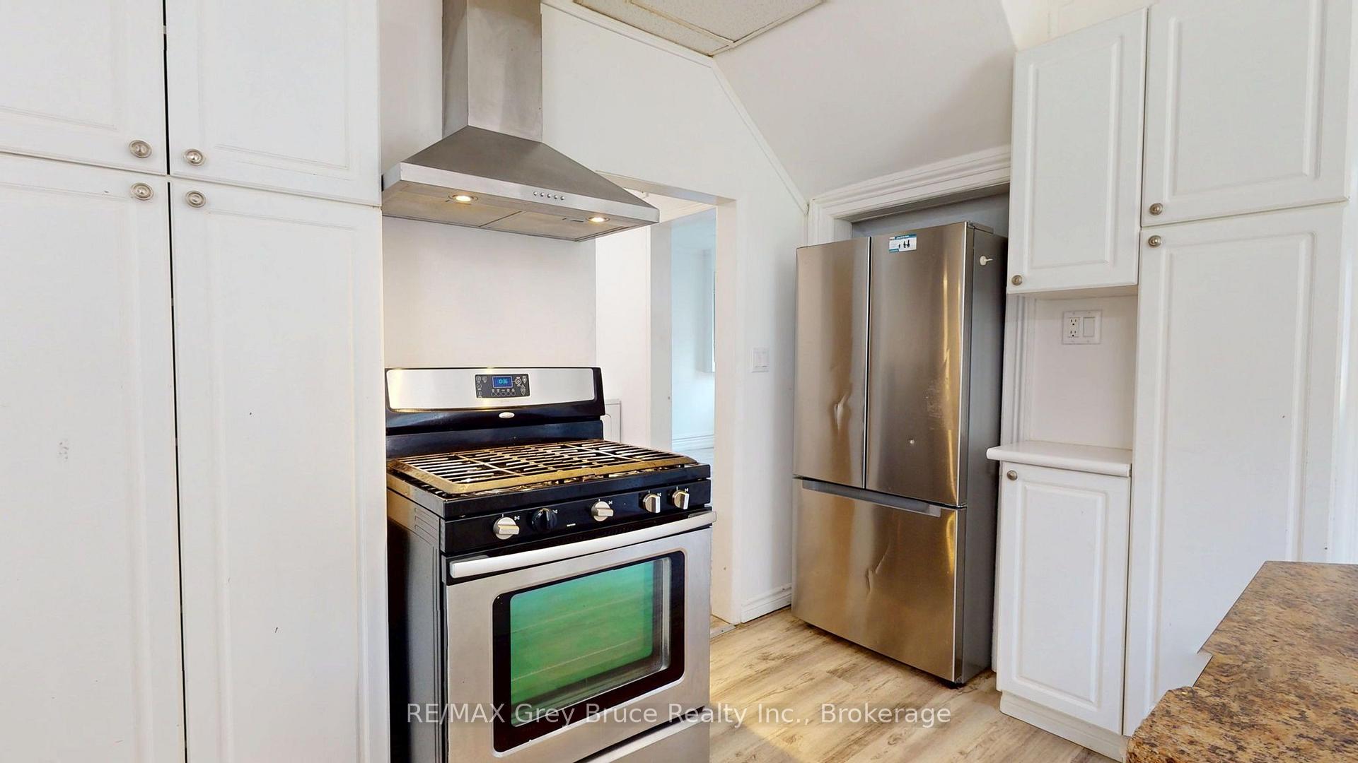 Photo 11 of 218 Denmark Street, Meaford — HOMEH