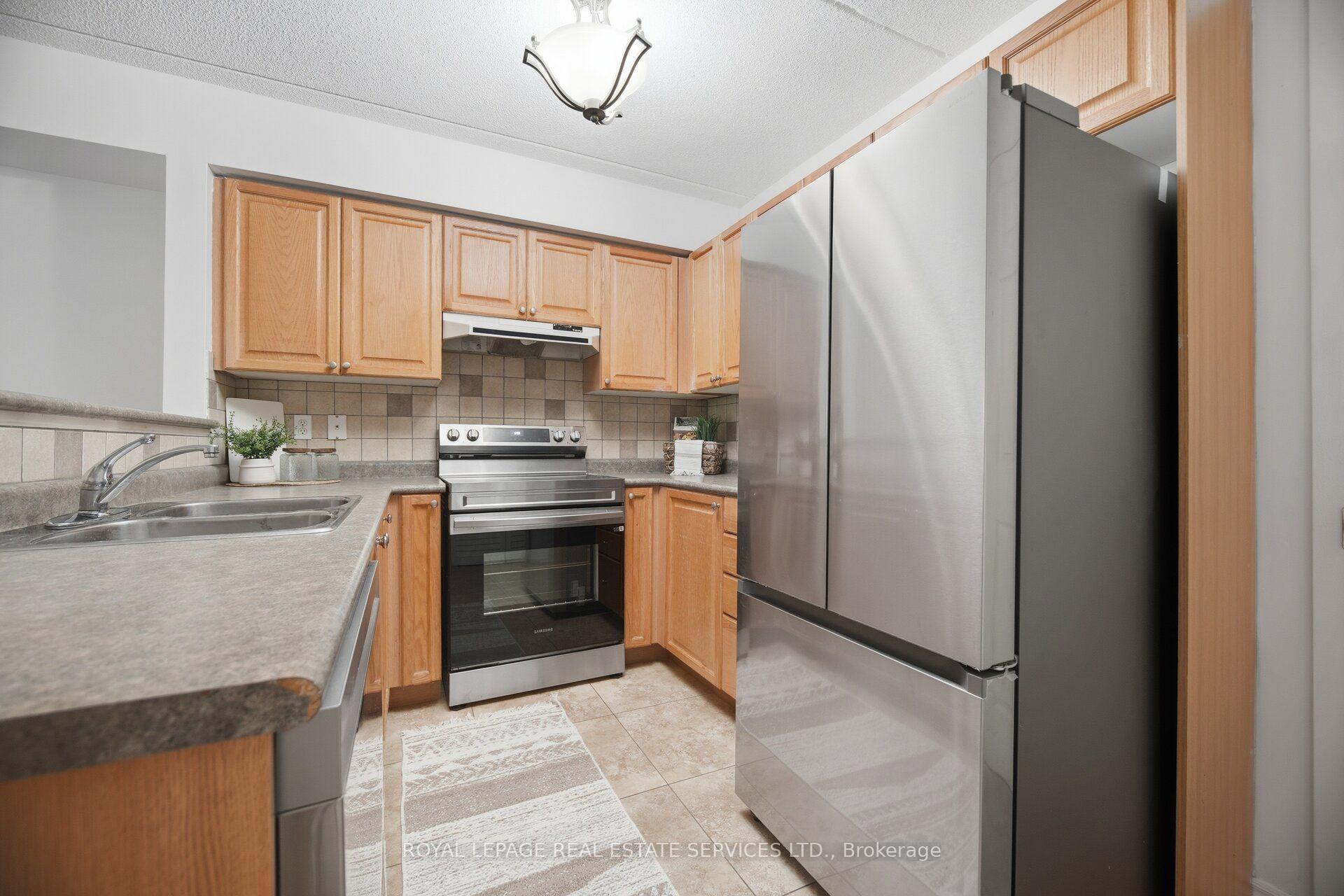 Photo 4 of Unit 209, 1490 Bishops Gate, Oakville, Glen Abbey — HOMEH