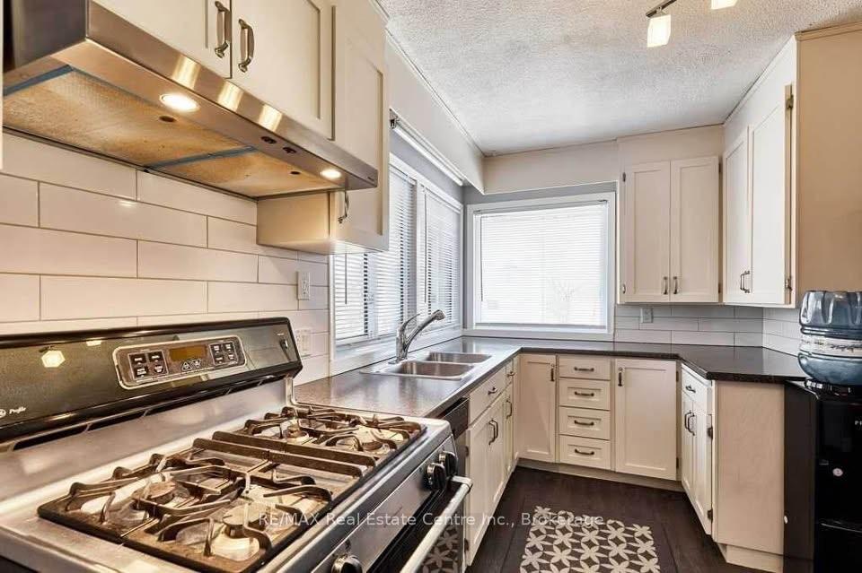Photo 4 of Unit Upper, 406 Karn Street, Kitchener, Victoria Hills — HOMEH