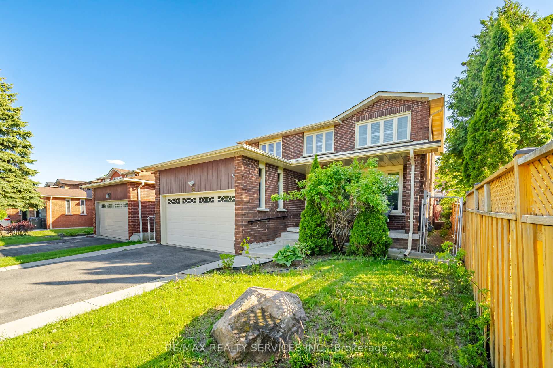 Photo 3 of 26 Sunforest Drive, Brampton, Heart Lake West — HOMEH