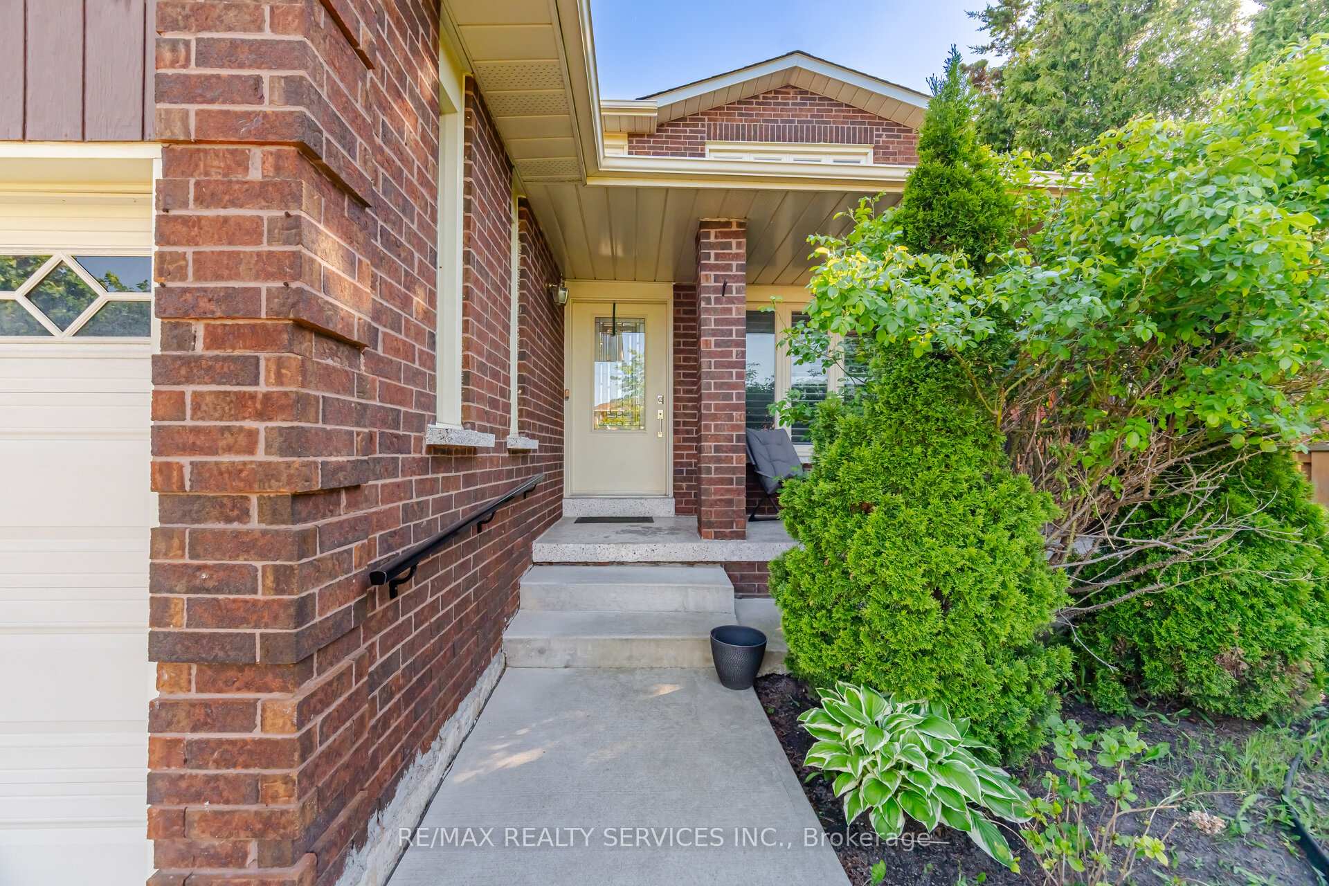 Photo 4 of 26 Sunforest Drive, Brampton, Heart Lake West — HOMEH