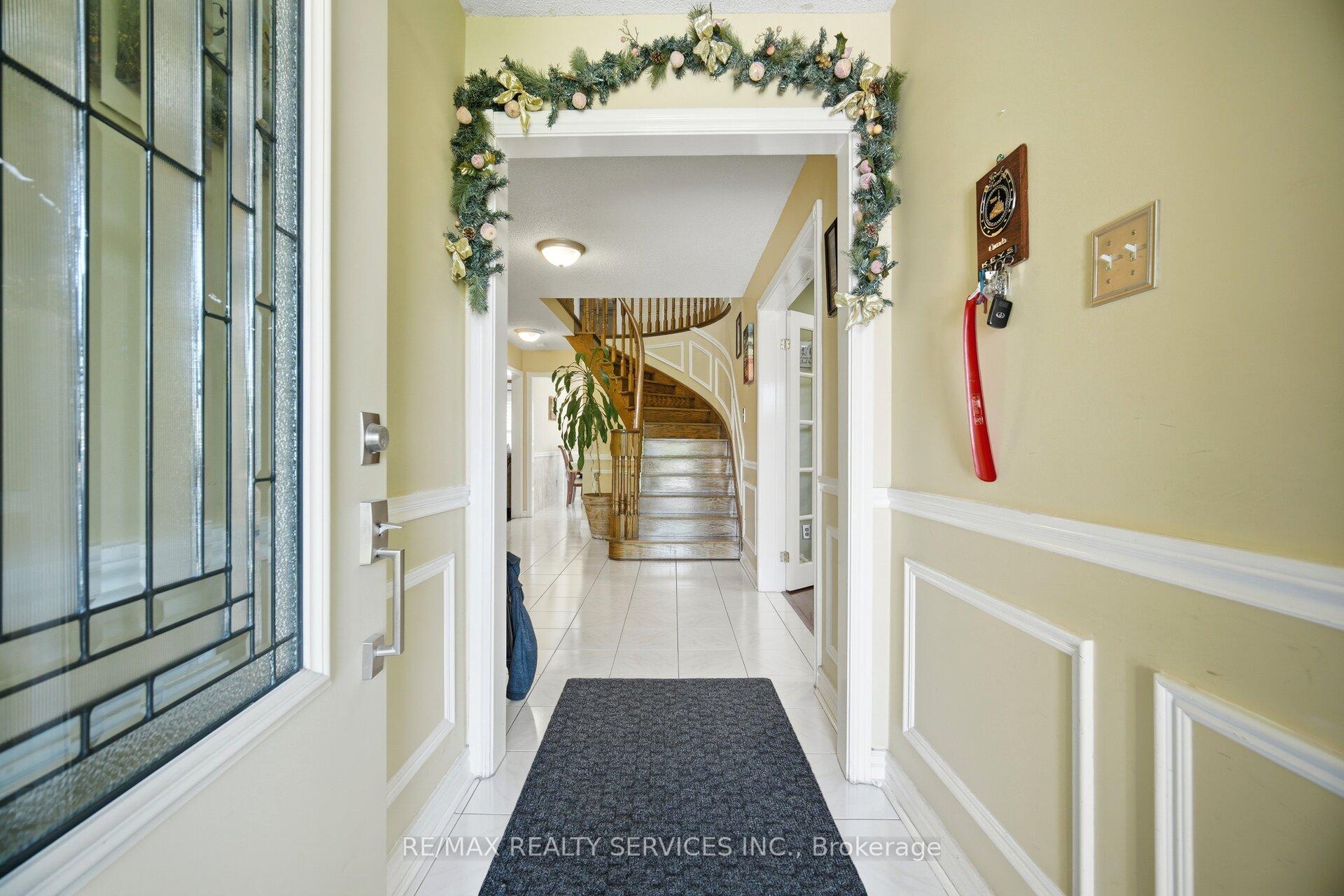Photo 5 of 26 Sunforest Drive, Brampton, Heart Lake West — HOMEH