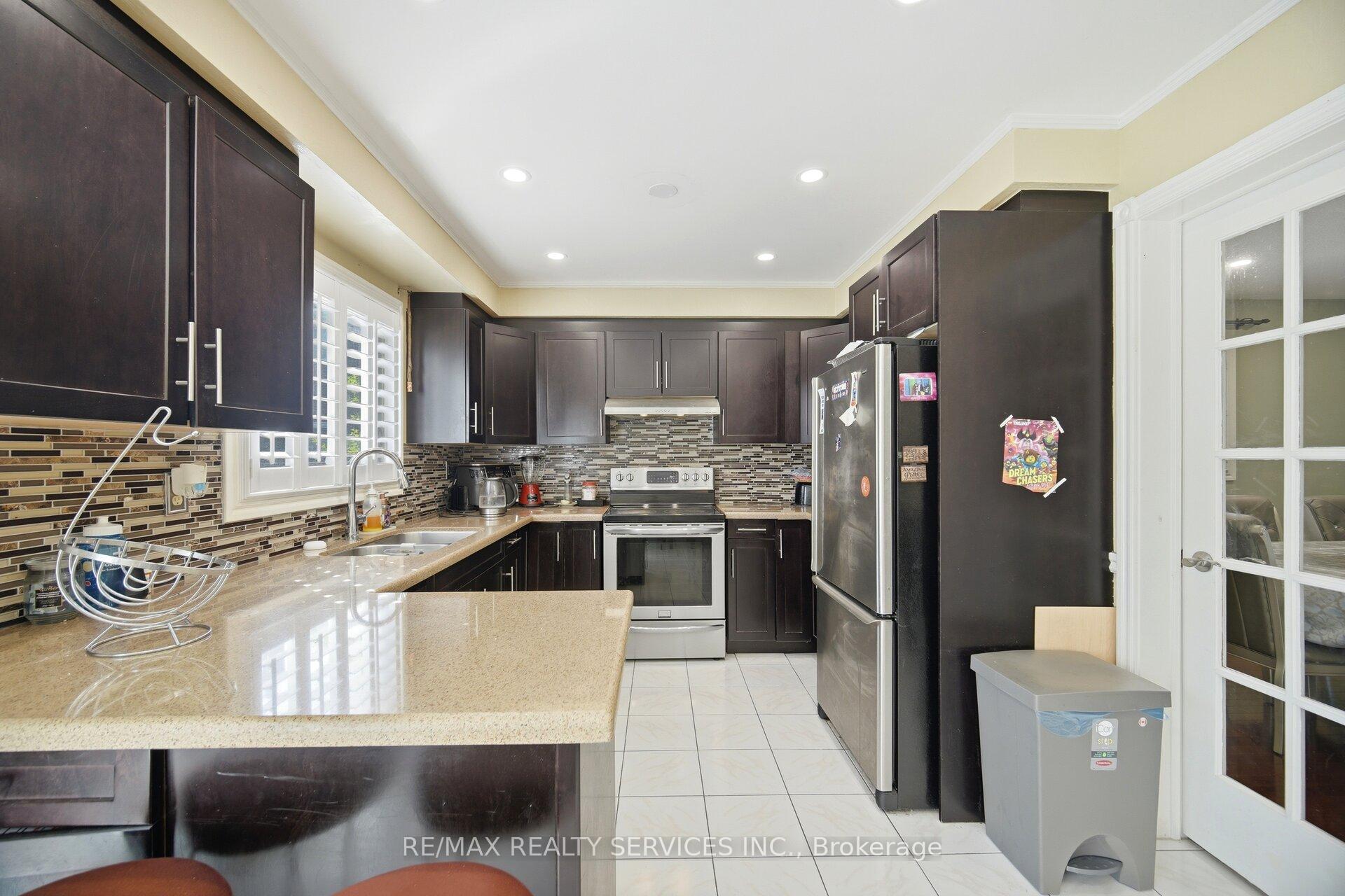 Photo 11 of 26 Sunforest Drive, Brampton, Heart Lake West — HOMEH