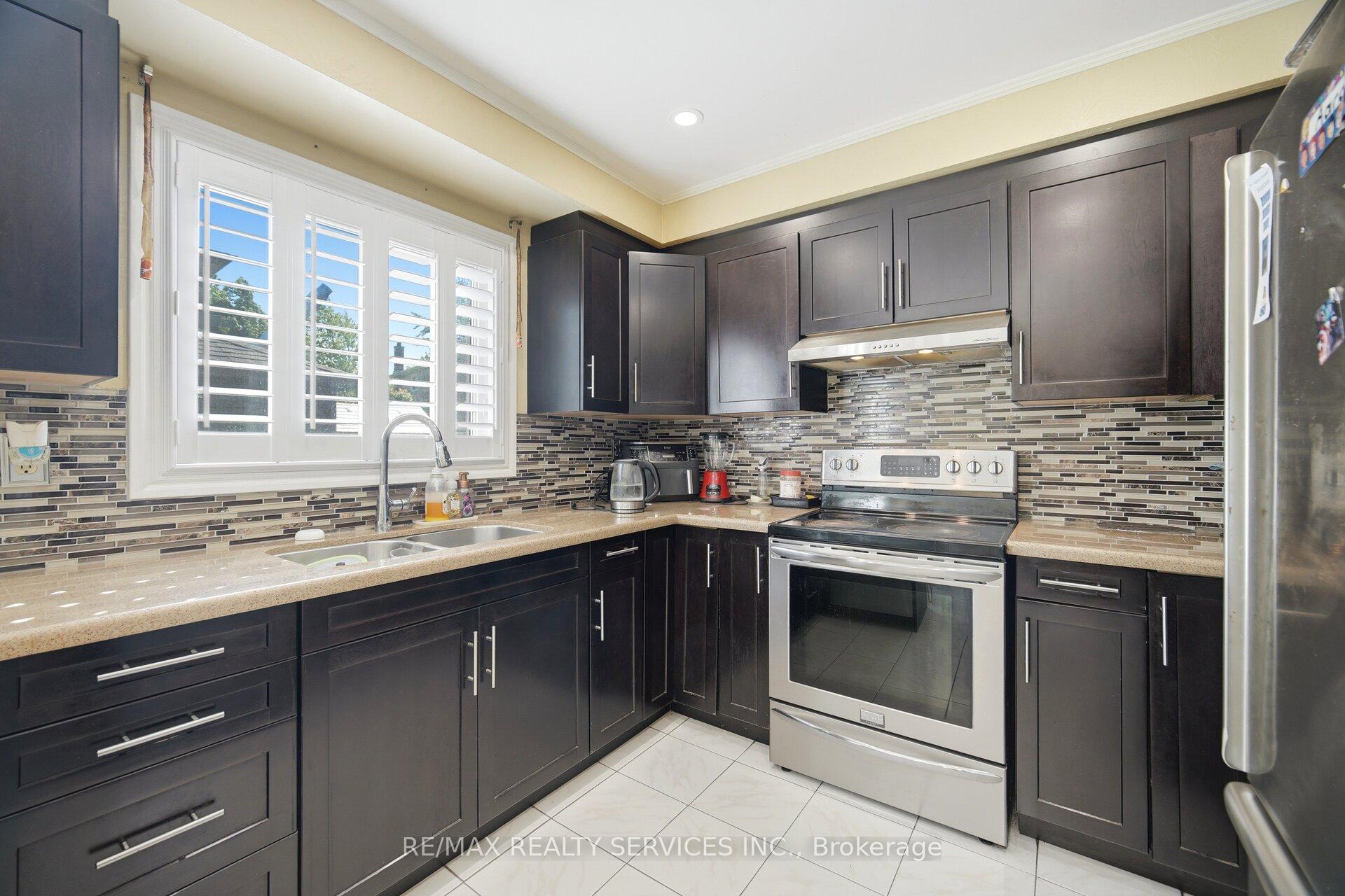 Photo 12 of 26 Sunforest Drive, Brampton, Heart Lake West — HOMEH