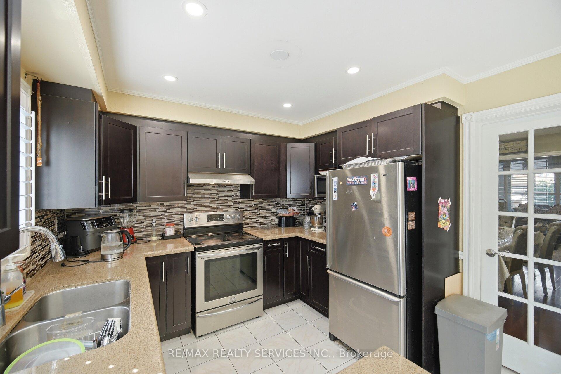 Photo 13 of 26 Sunforest Drive, Brampton, Heart Lake West — HOMEH