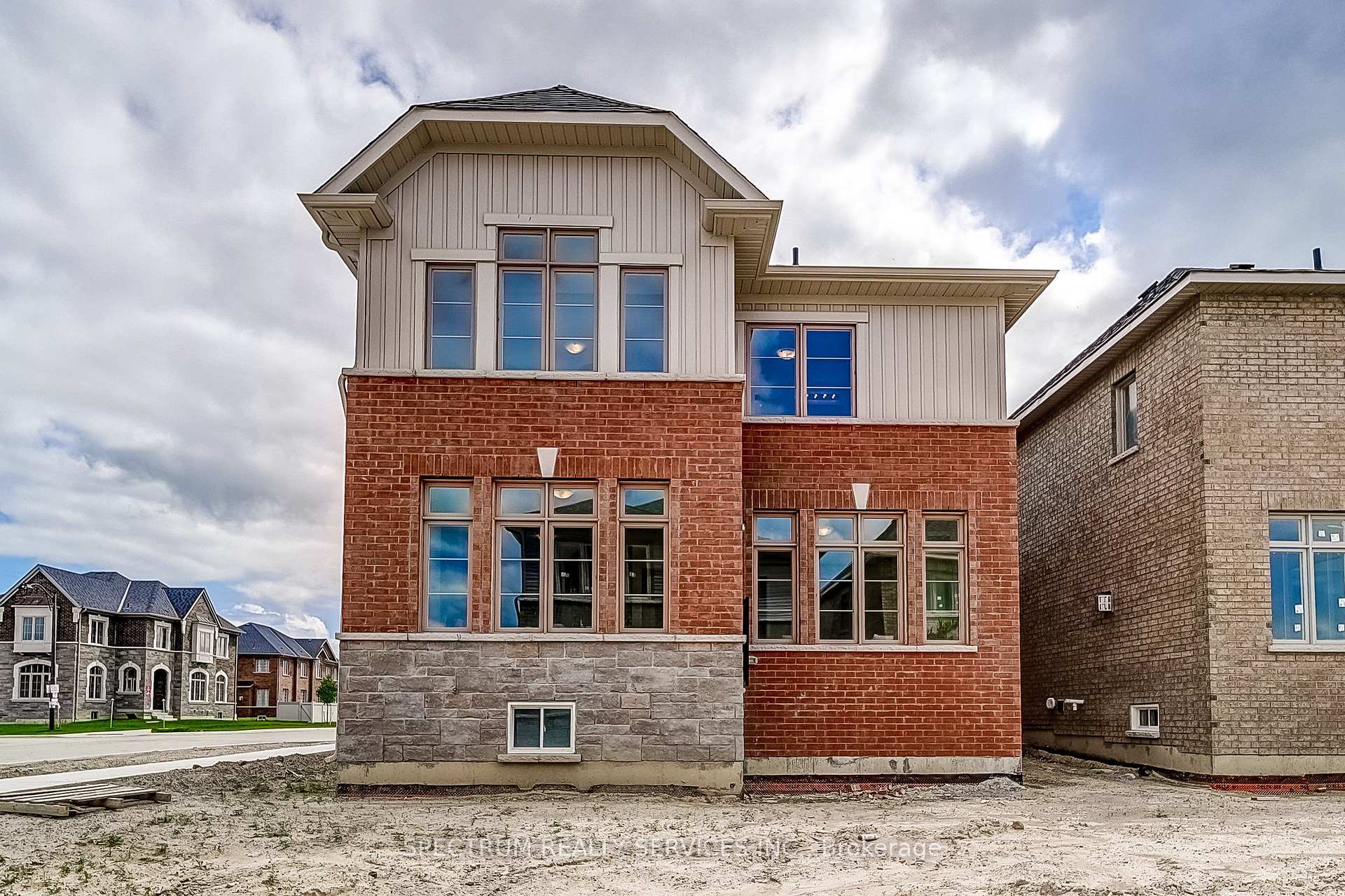 Photo 45 of 52 Father Muckle Avenue, Georgina, Keswick South — HOMEH