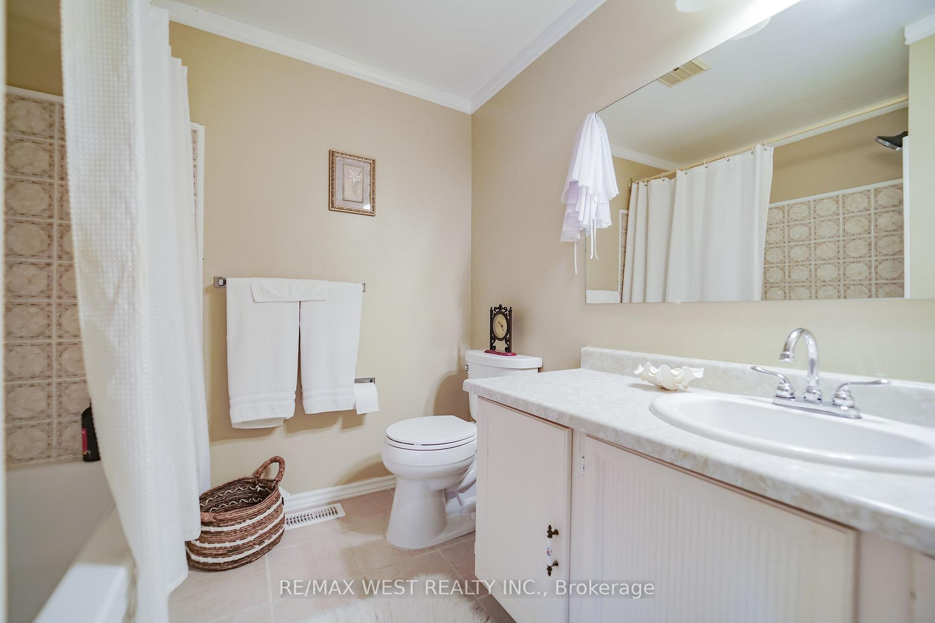 Photo 8 of 527 Birkdale Street, Oshawa, Donevan — HOMEH