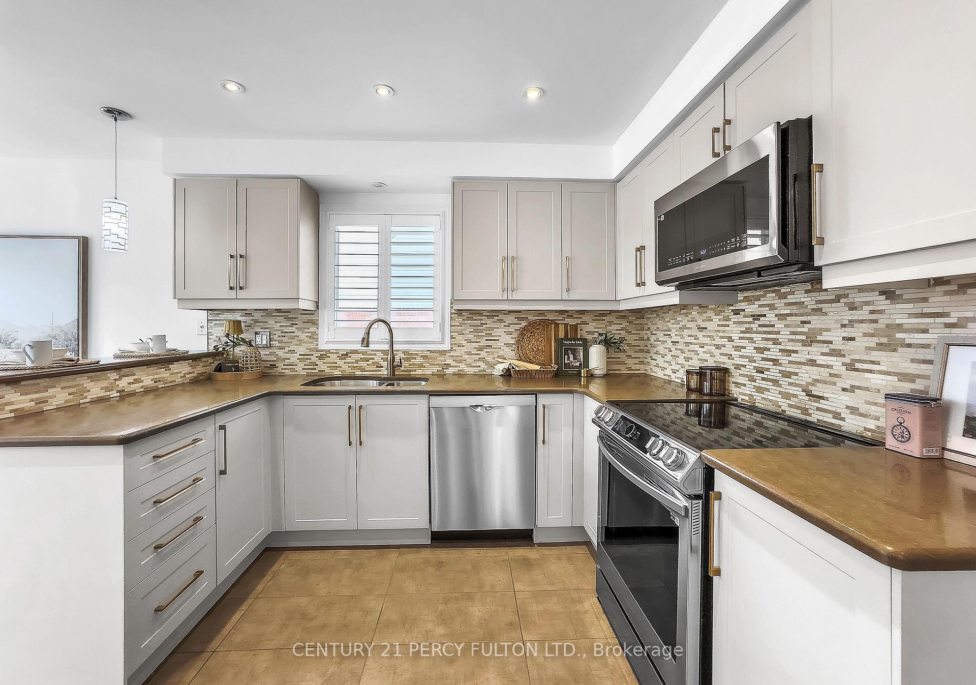 Photo 16 of 40 Southwell Avenue, Whitby, Williamsburg — HOMEH