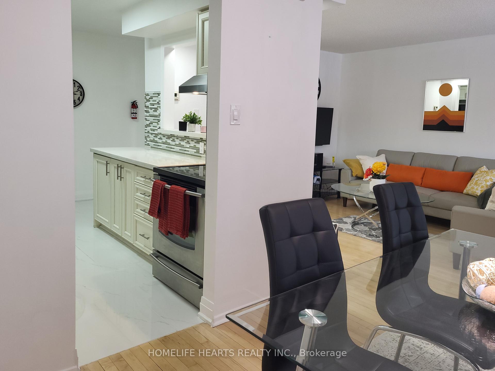 Photo 18 of 6 Woodglen Way, Markham, Unionville — HOMEH
