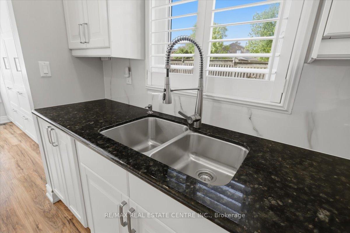 Photo 11 of 315 Woodlawn Crescent, Milton, Bronte Meadows — HOMEH