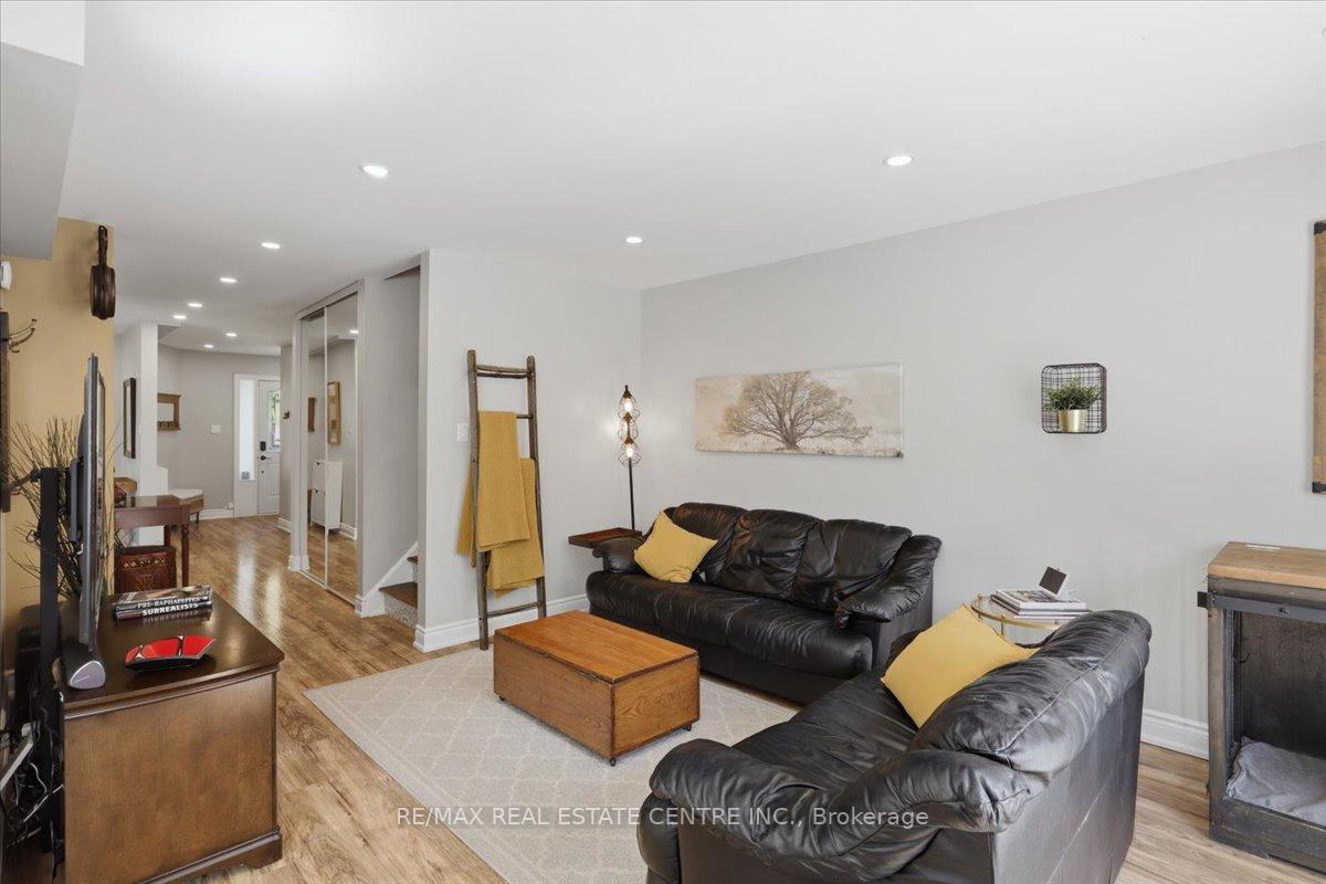 Photo 15 of 315 Woodlawn Crescent, Milton, Bronte Meadows — HOMEH