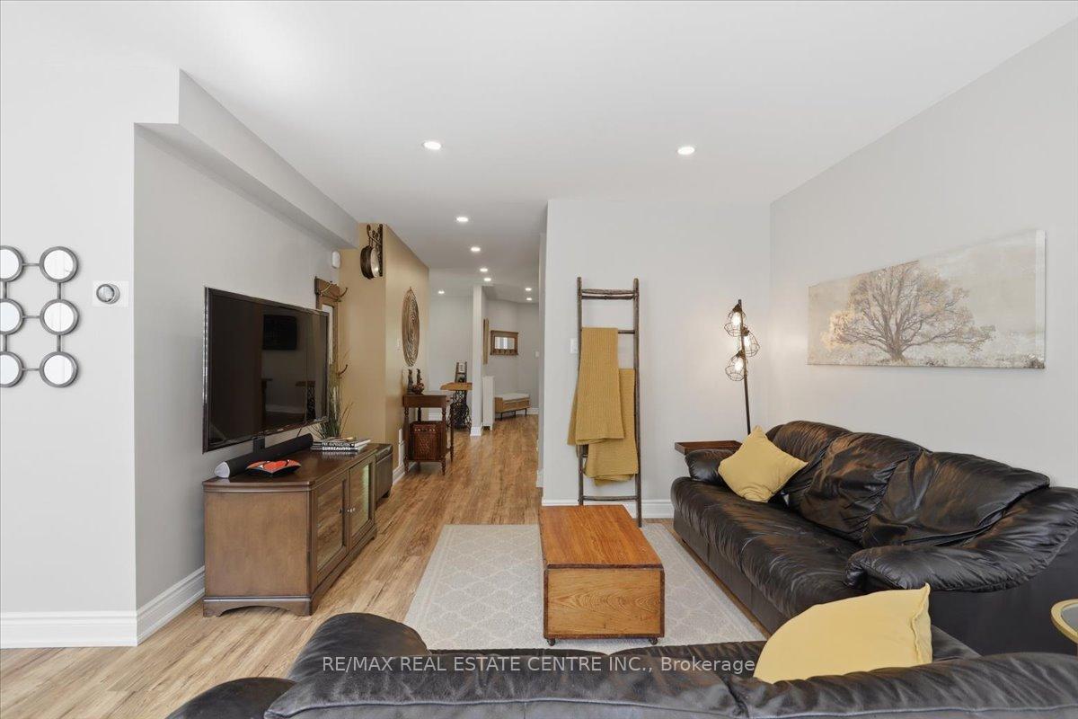 Photo 17 of 315 Woodlawn Crescent, Milton, Bronte Meadows — HOMEH