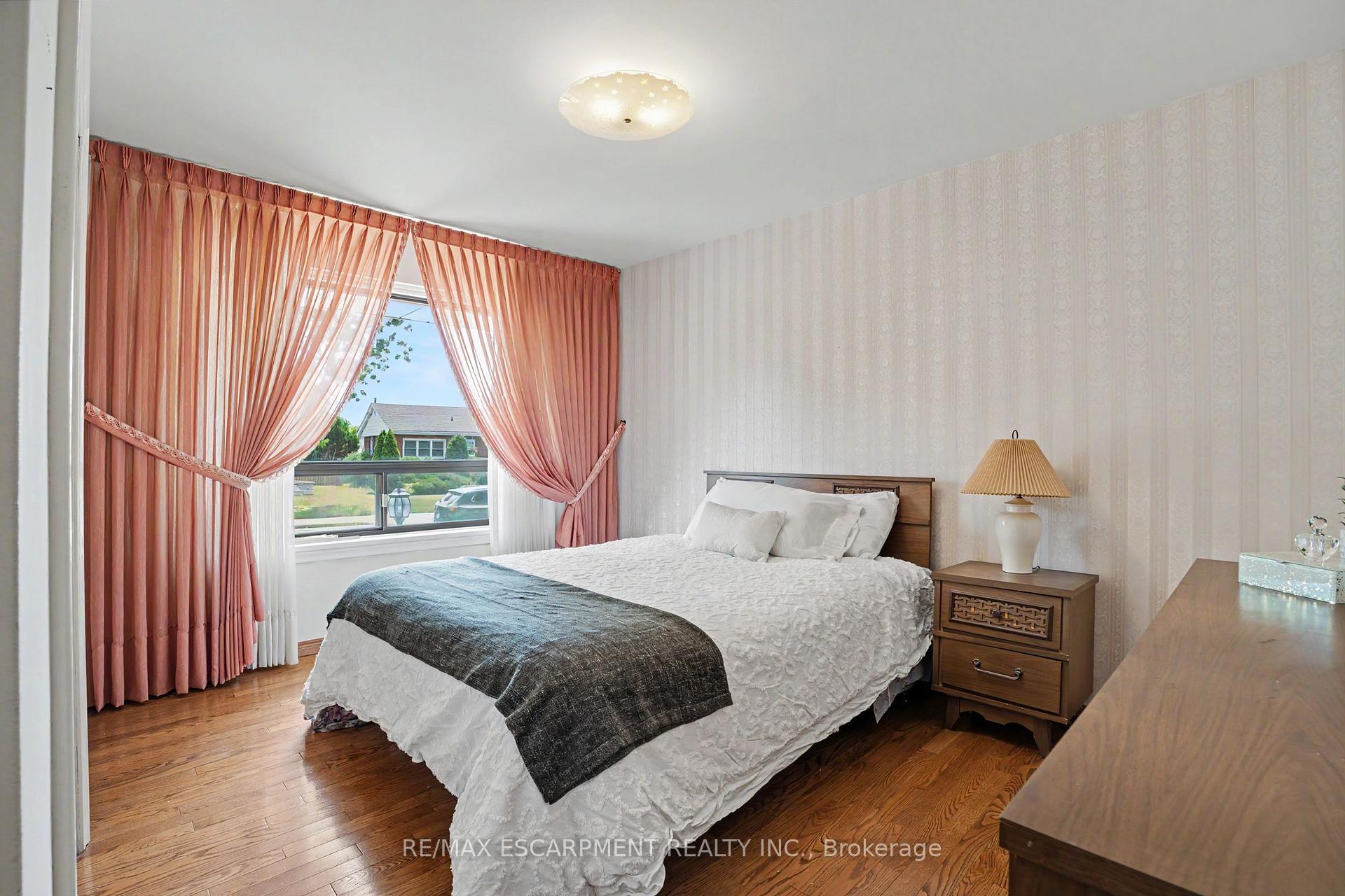 Photo 13 of 11 Marshall Avenue, Hamilton, Huntington — HOMEH
