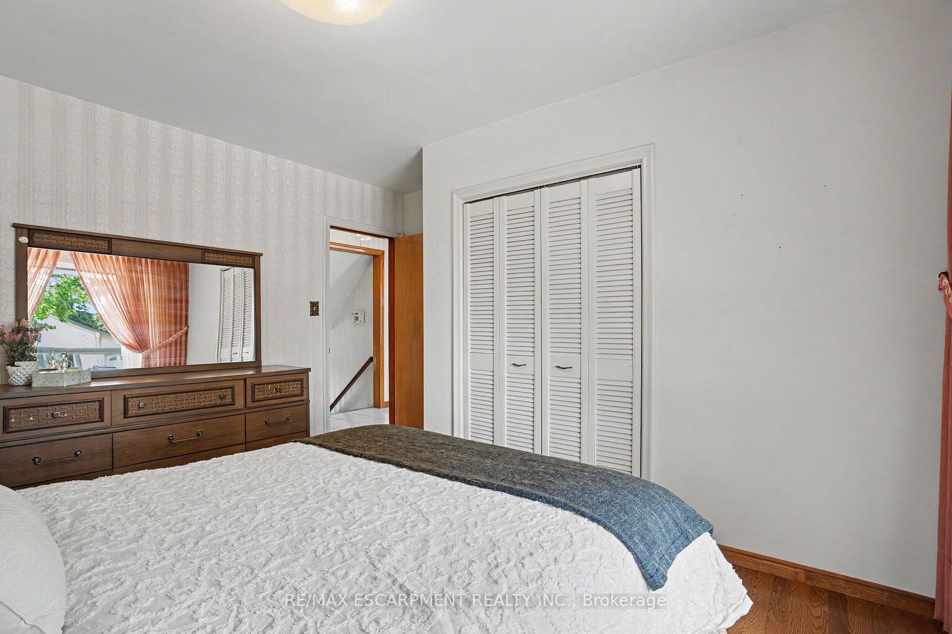 Photo 14 of 11 Marshall Avenue, Hamilton, Huntington — HOMEH