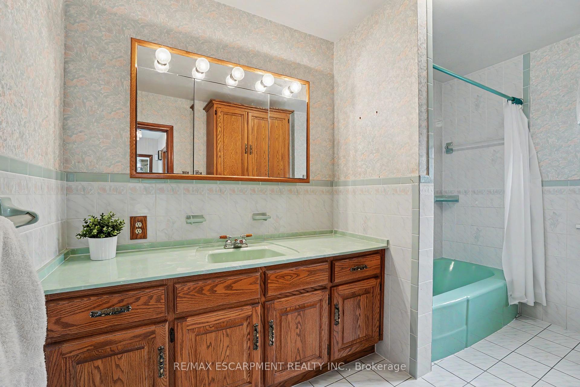 Photo 15 of 11 Marshall Avenue, Hamilton, Huntington — HOMEH