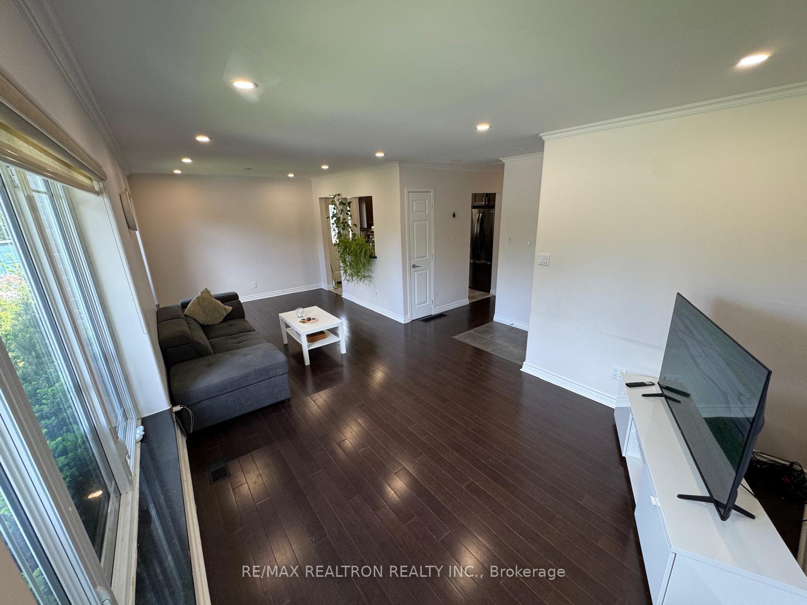 Photo 2 of Unit Main Floor, 93 Aurora Heights Drive, Aurora, Aurora Heights — HOMEH