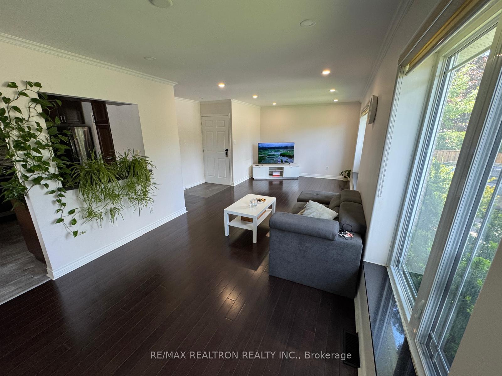Photo 3 of Unit Main Floor, 93 Aurora Heights Drive, Aurora, Aurora Heights — HOMEH