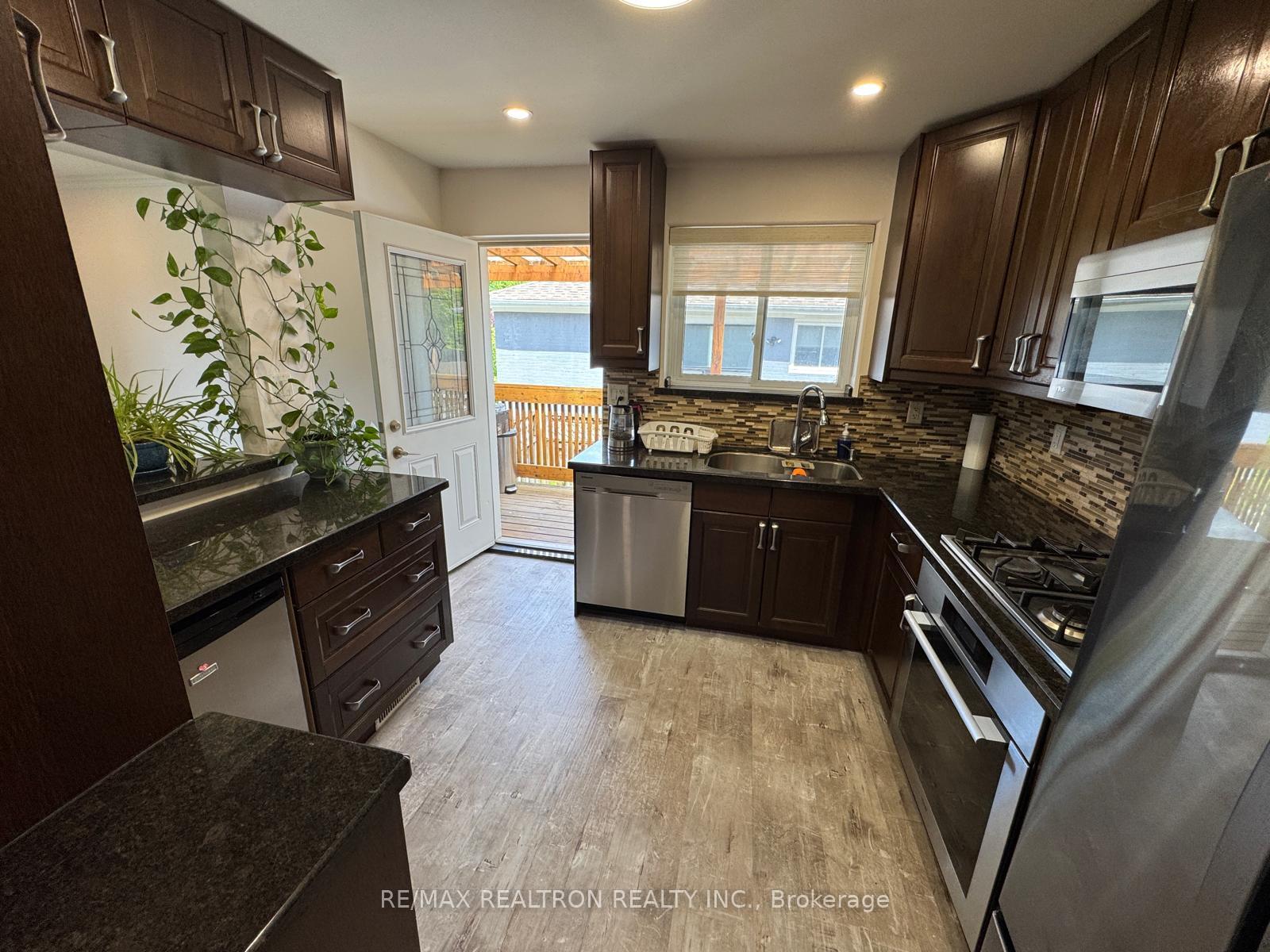 Photo 4 of Unit Main Floor, 93 Aurora Heights Drive, Aurora, Aurora Heights — HOMEH