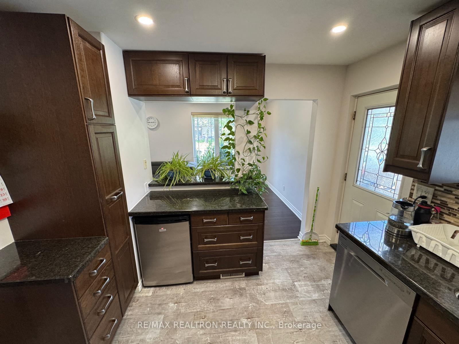 Photo 5 of Unit Main Floor, 93 Aurora Heights Drive, Aurora, Aurora Heights — HOMEH