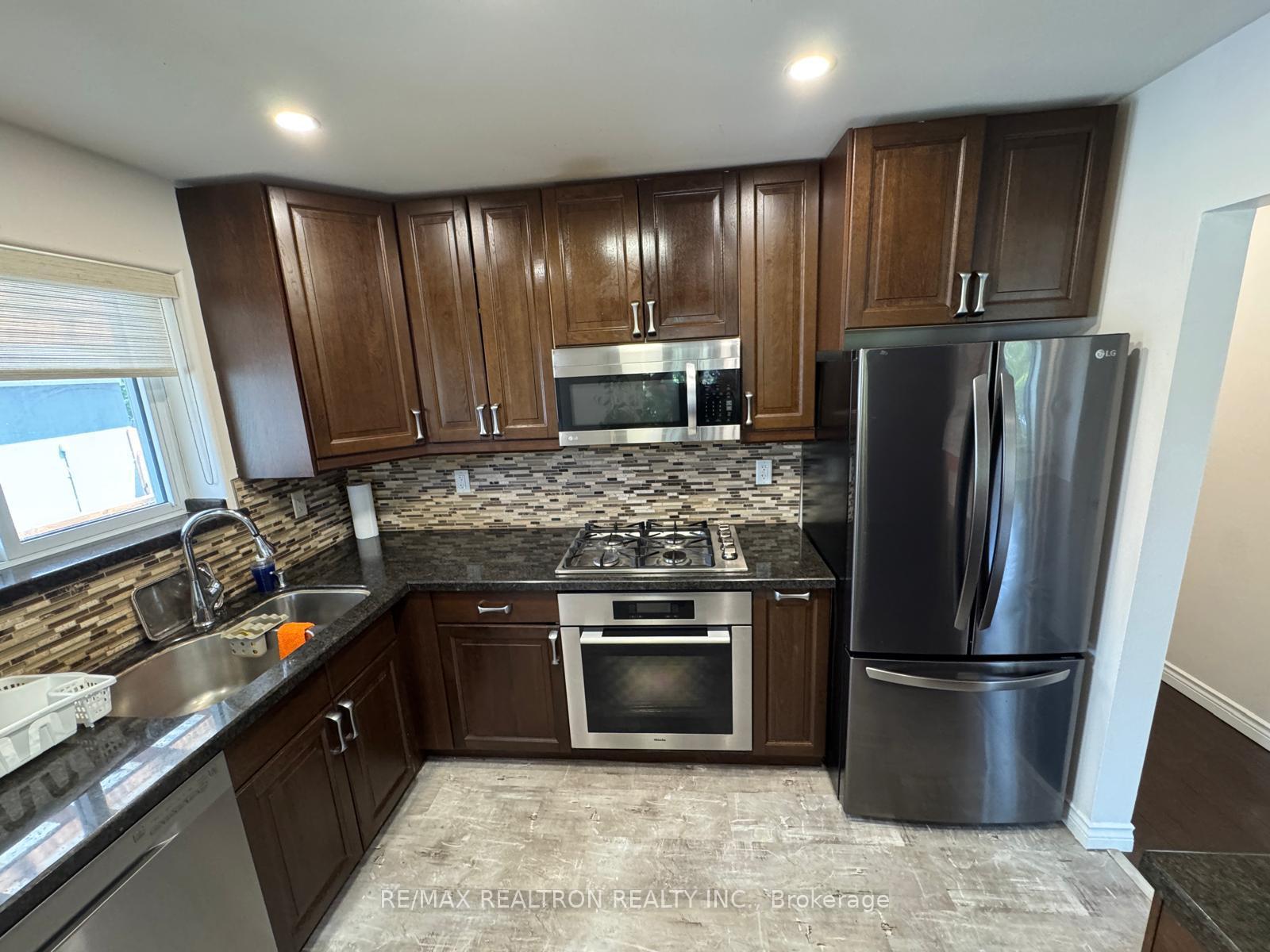 Photo 6 of Unit Main Floor, 93 Aurora Heights Drive, Aurora, Aurora Heights — HOMEH