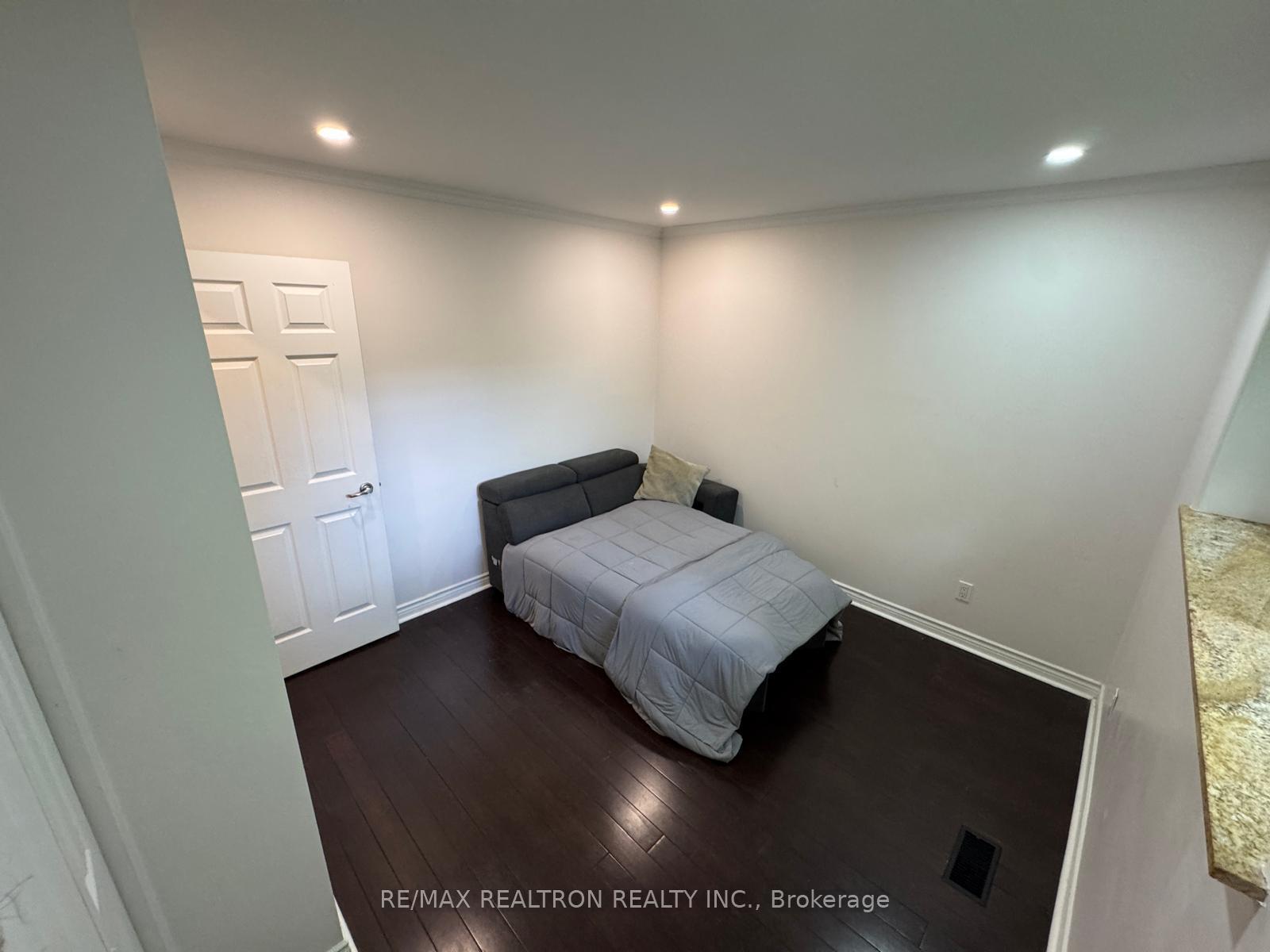 Photo 7 of Unit Main Floor, 93 Aurora Heights Drive, Aurora, Aurora Heights — HOMEH