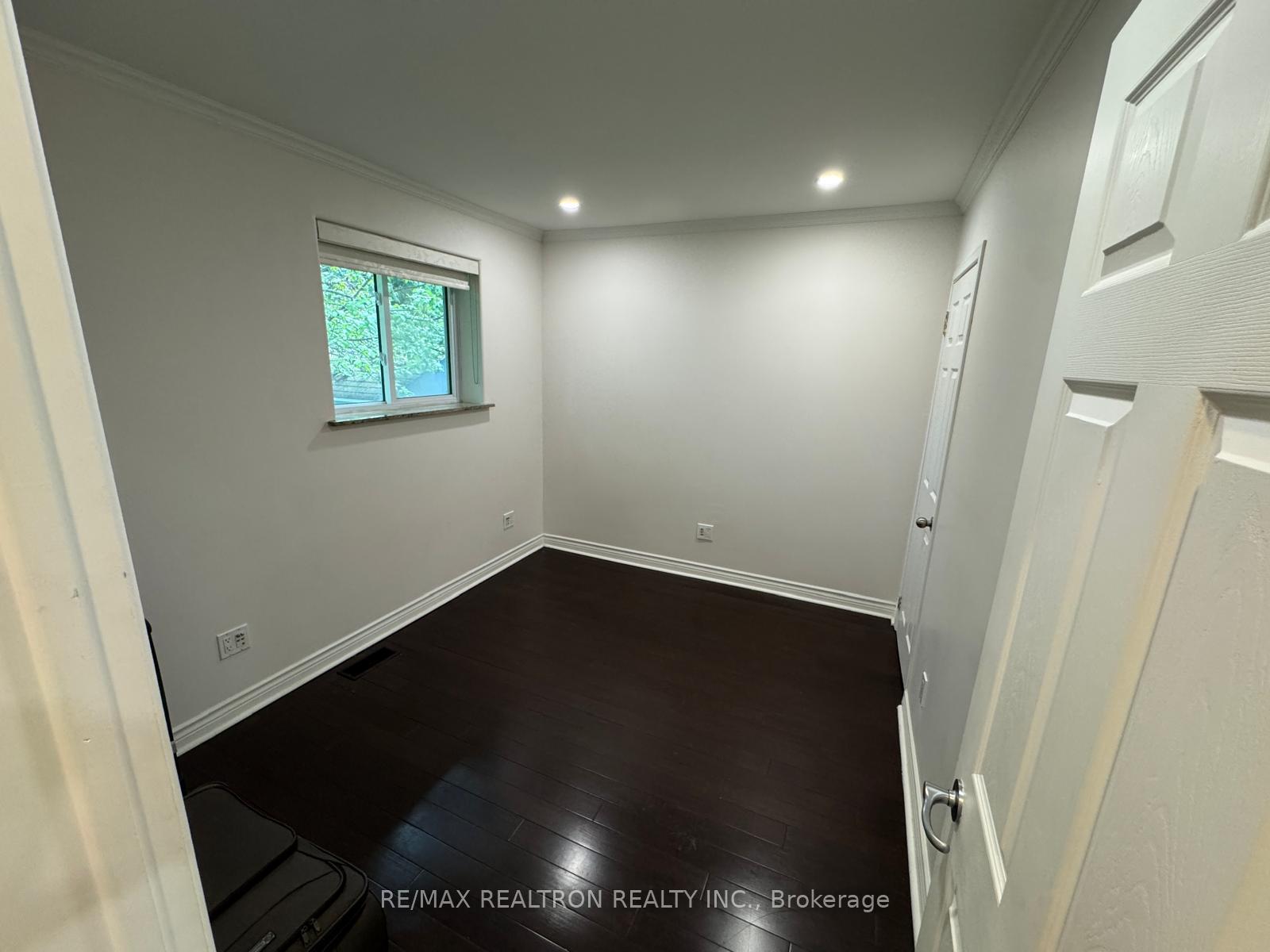 Photo 9 of Unit Main Floor, 93 Aurora Heights Drive, Aurora, Aurora Heights — HOMEH