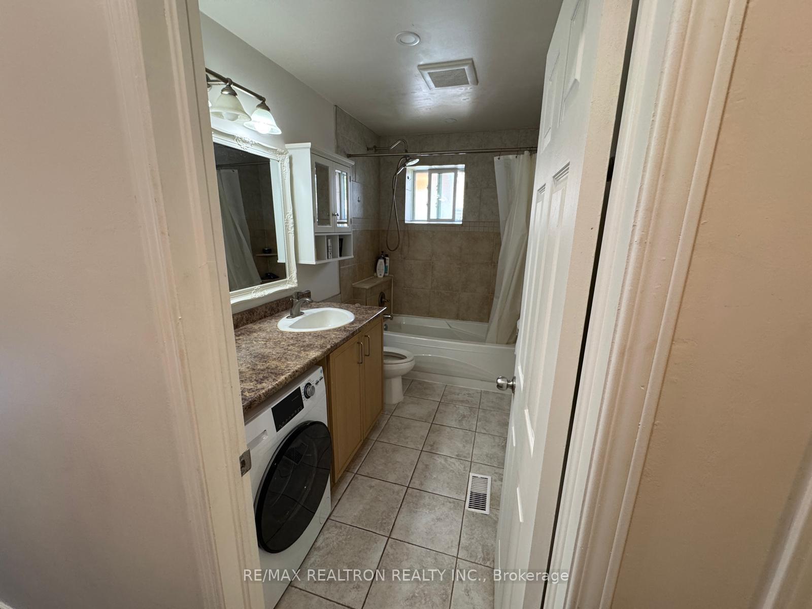 Photo 10 of Unit Main Floor, 93 Aurora Heights Drive, Aurora, Aurora Heights — HOMEH