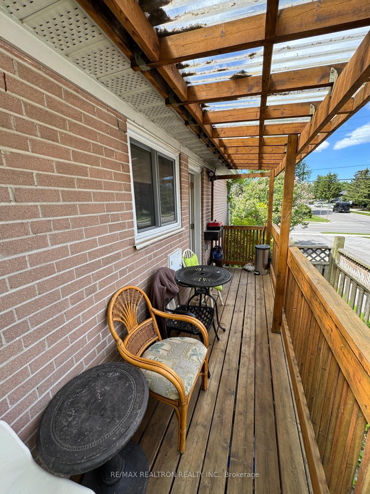 Photo 11 of Unit Main Floor, 93 Aurora Heights Drive, Aurora, Aurora Heights — HOMEH
