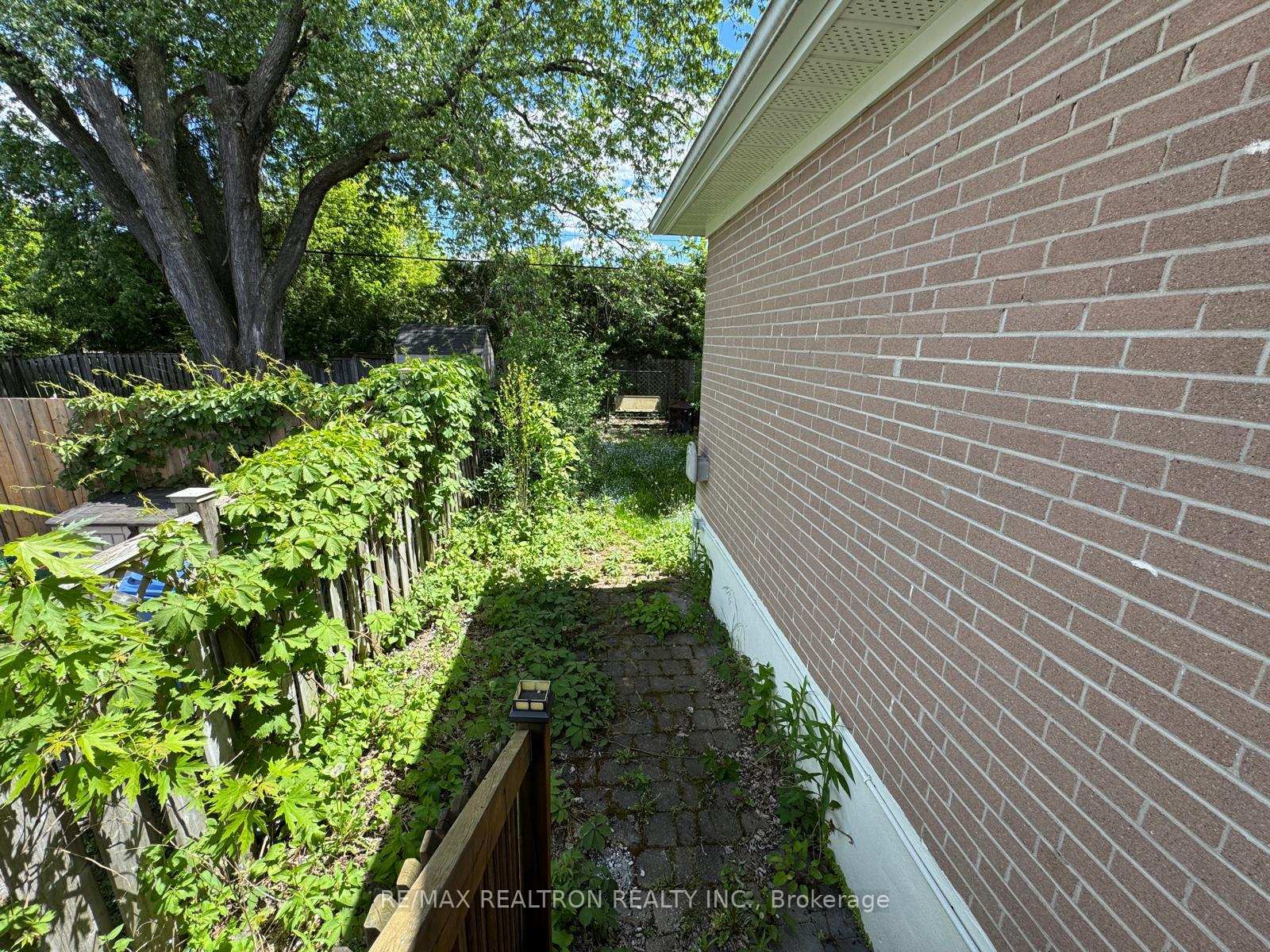 Photo 13 of Unit Main Floor, 93 Aurora Heights Drive, Aurora, Aurora Heights — HOMEH
