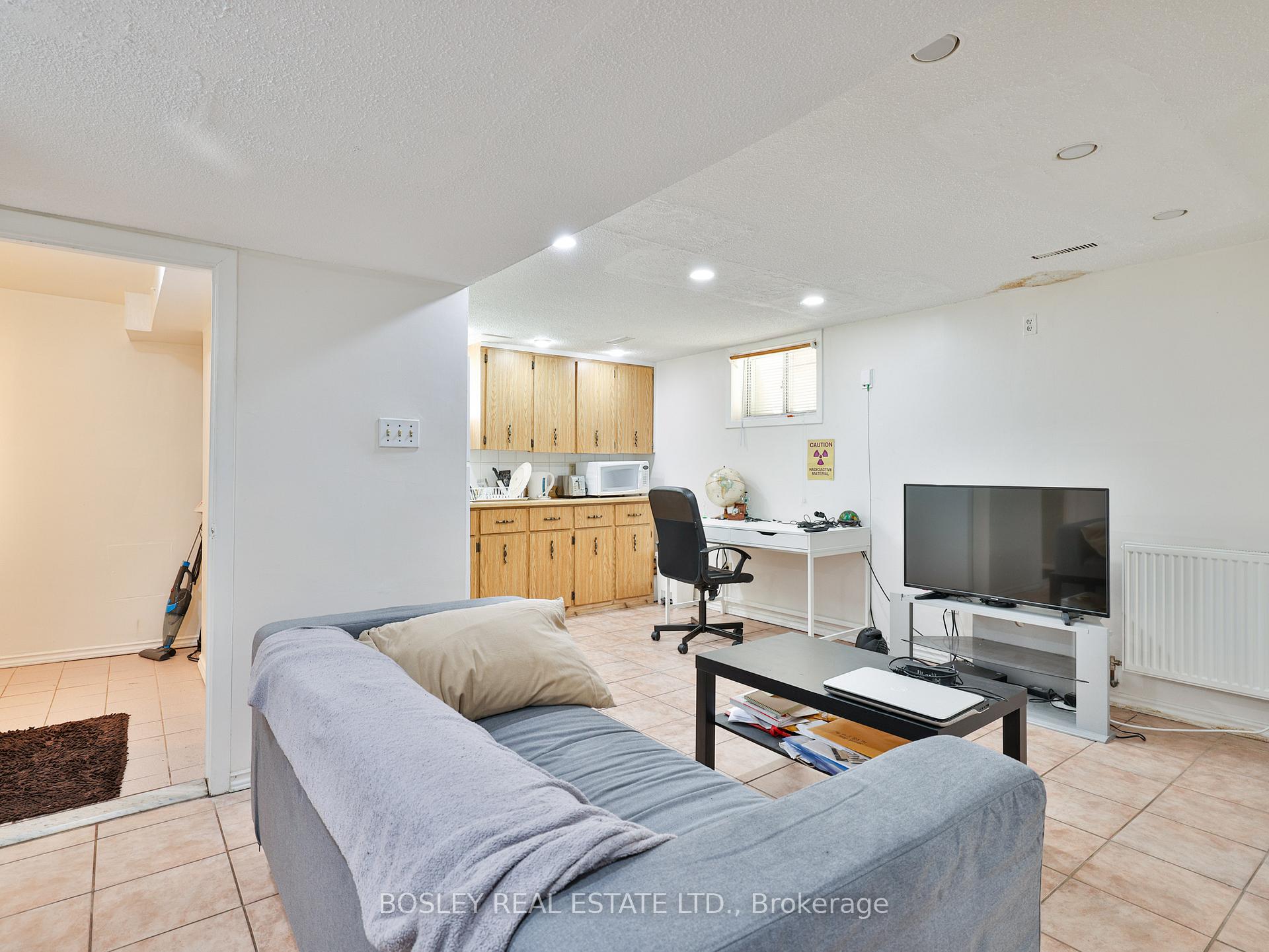 Photo 3 of Unit Lower, 283 Davisville Avenue, Toronto, Mount Pleasant East — HOMEH