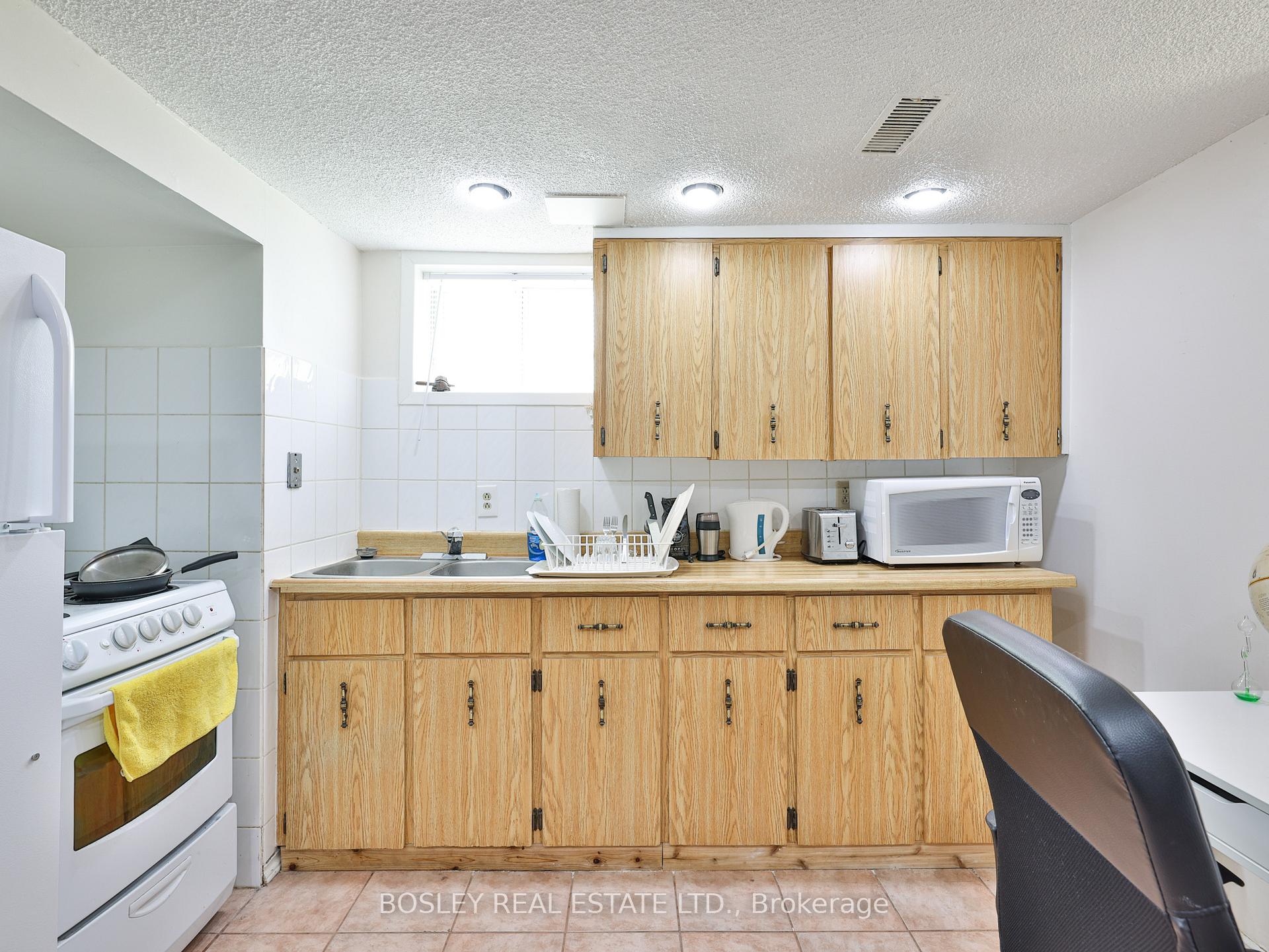 Photo 6 of Unit Lower, 283 Davisville Avenue, Toronto, Mount Pleasant East — HOMEH