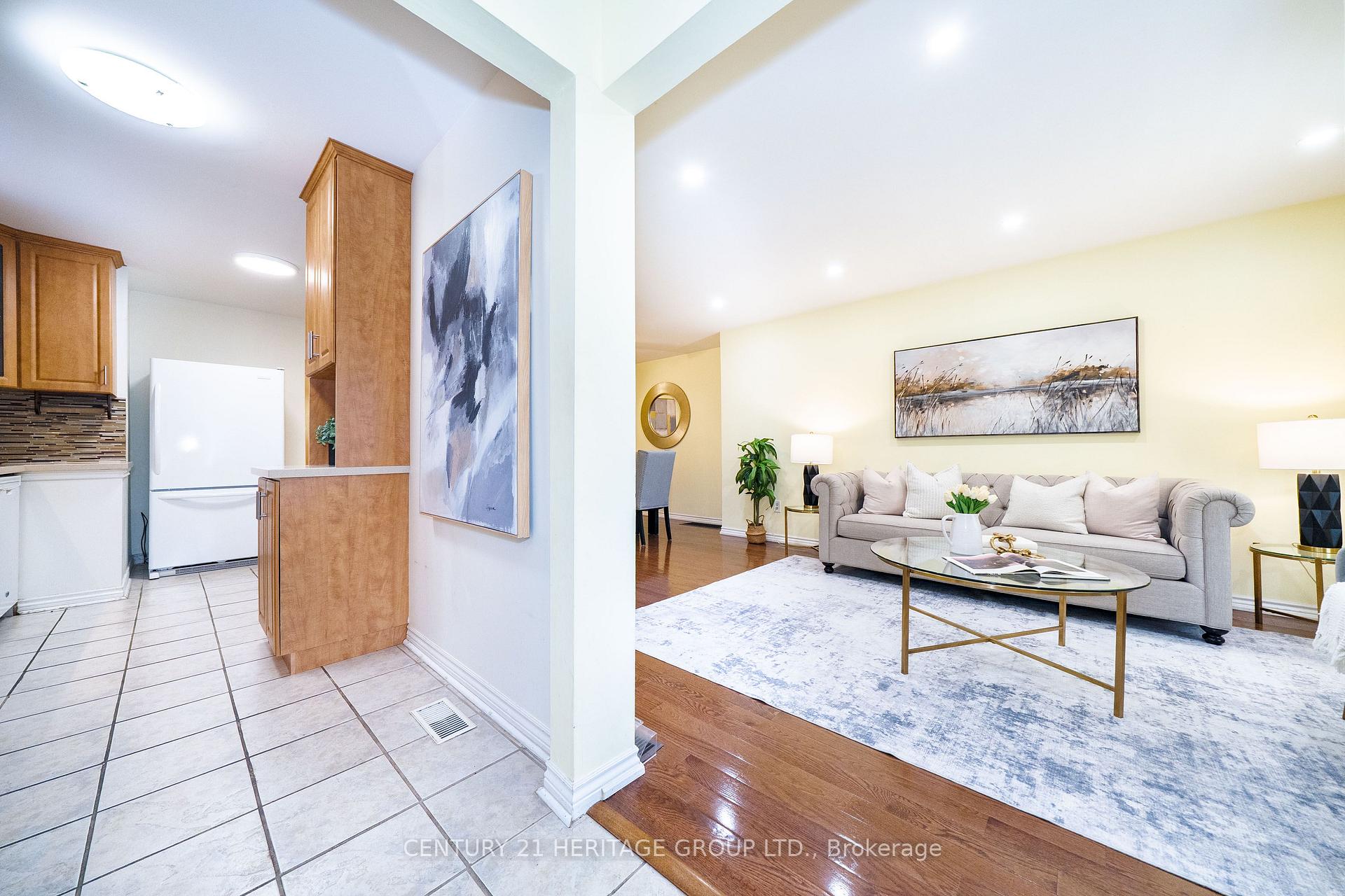 Photo 10 of 33 Elise Terrace, North York, Newtonbrook West — HOMEH