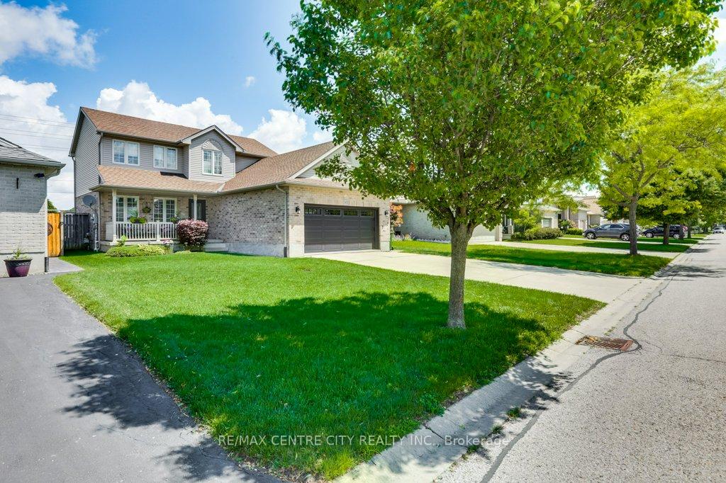 Photo 2 of 45 Riverbank Drive, St. Thomas — HOMEH