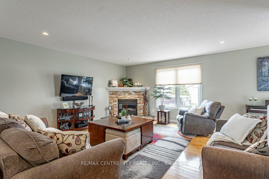 Photo 12 of 45 Riverbank Drive, St. Thomas — HOMEH