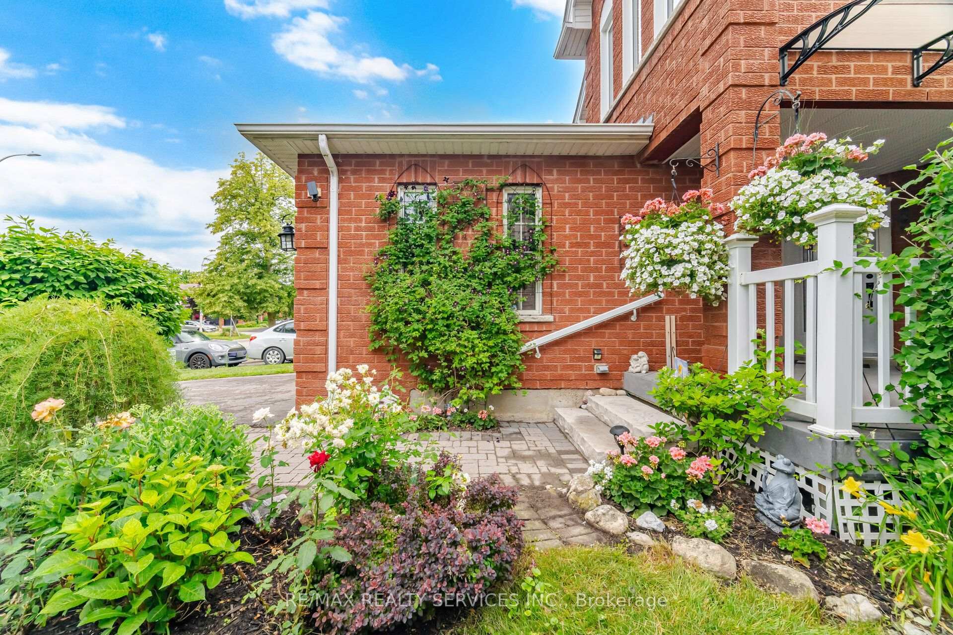 Photo 2 of 30 Henderson Crescent, New Tecumseth, Alliston — HOMEH