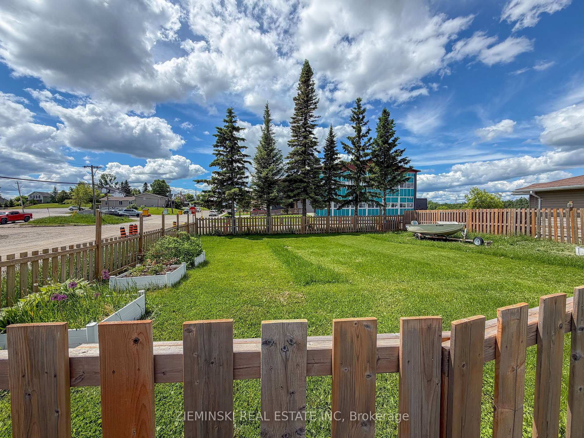 Photo 14 of 239 Sixth Street, Cochrane — HOMEH