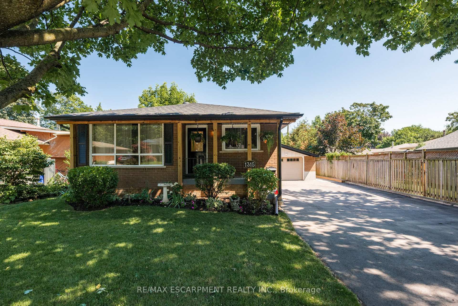 Photo 2 of 1315 Rosemary Crescent, Burlington, Mountainside — HOMEH