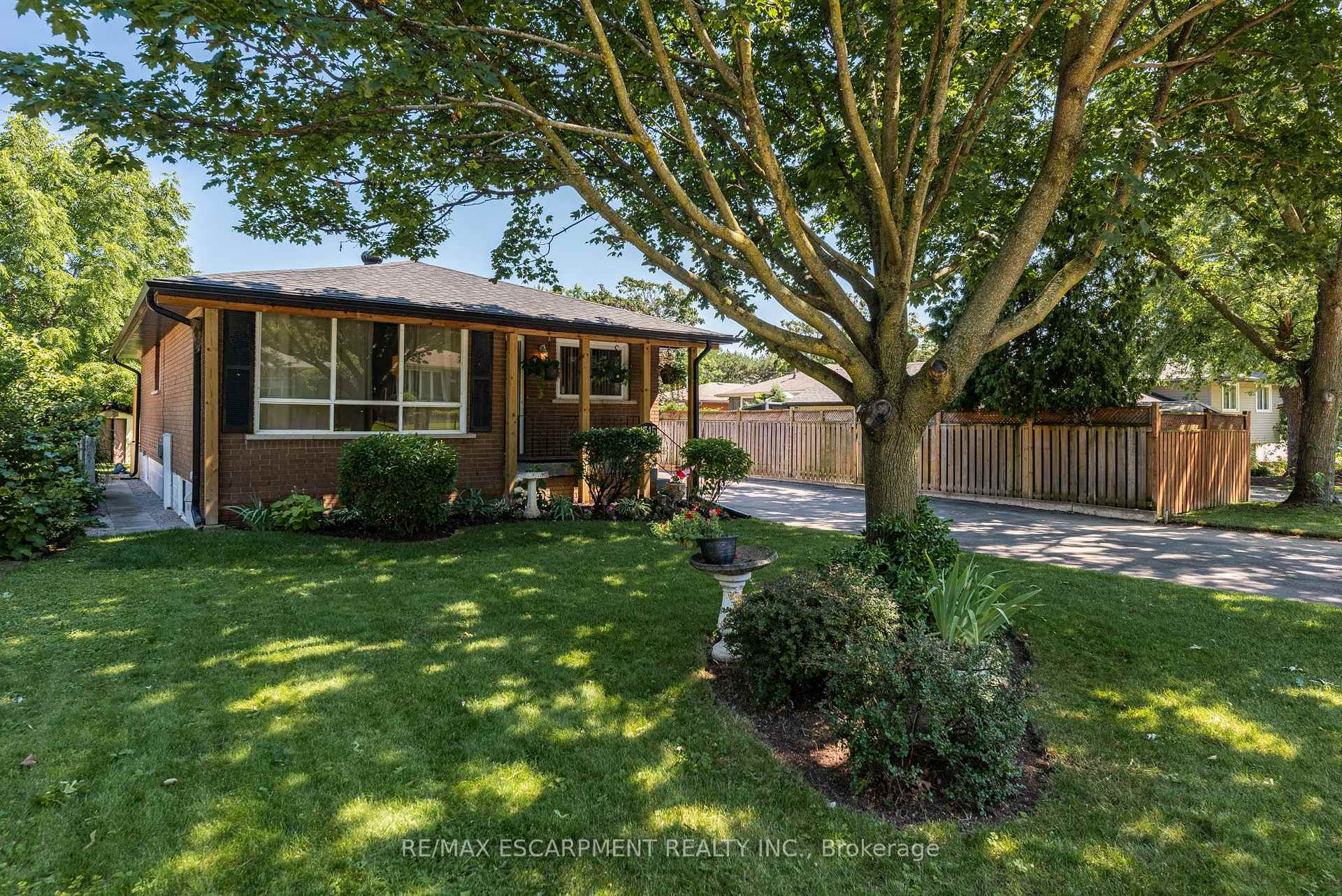 Photo 3 of 1315 Rosemary Crescent, Burlington, Mountainside — HOMEH